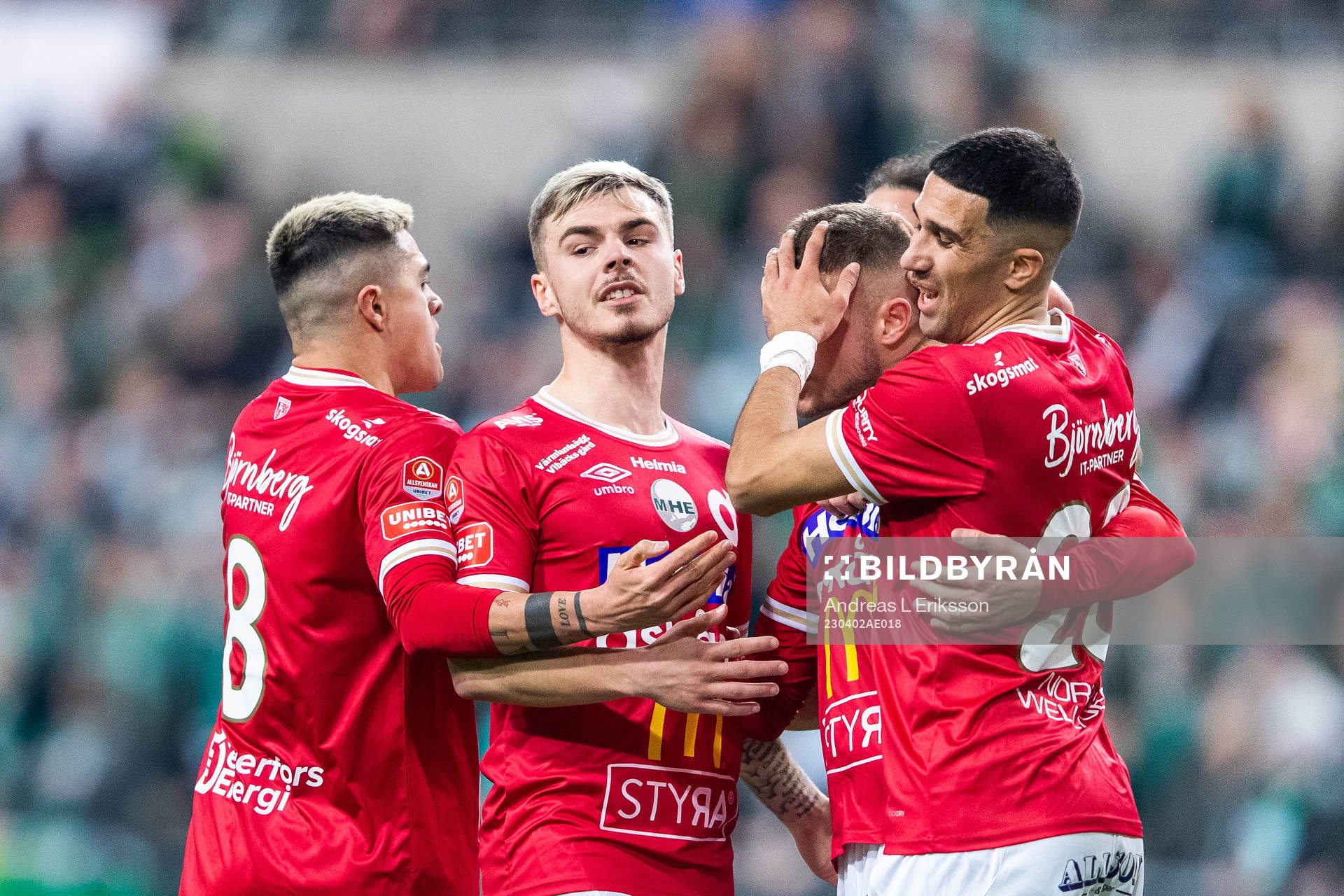 Degerfors Christos Gravius jublar med lagkamrater