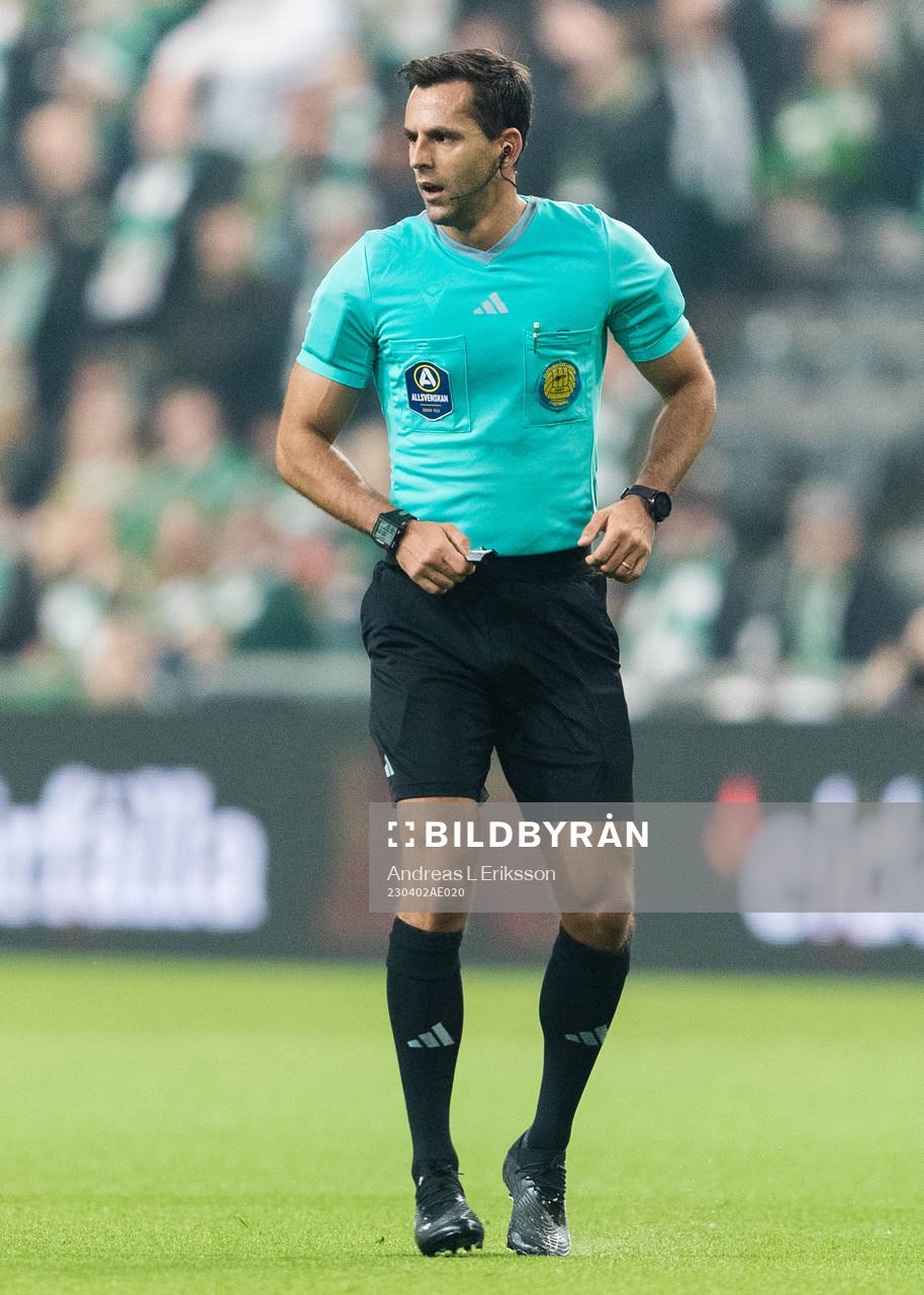 Domare Granit Maqedonci under fotbollsmatchen i Allsvenskan mellan Hammarby och Degerfors den 2 april 2023 i Stockholm. 