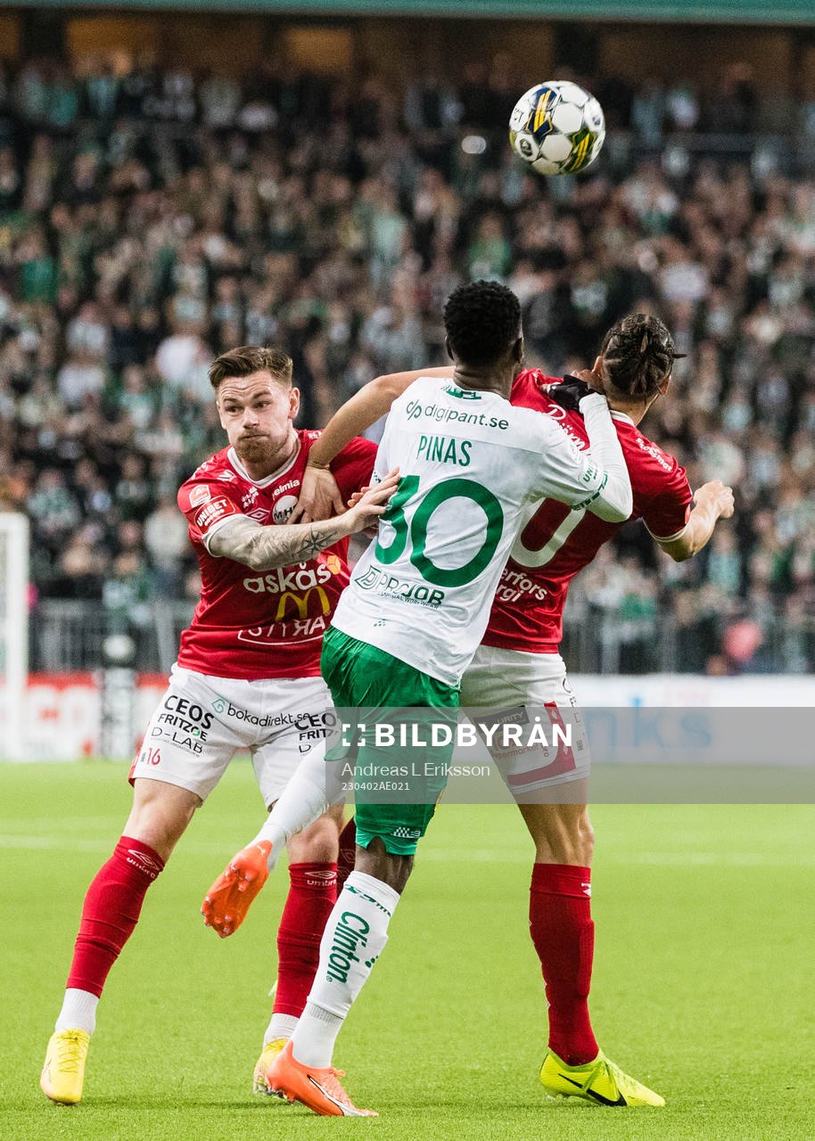 Hammarbys Shaquille Pinas försvarar sig mot Degerfors