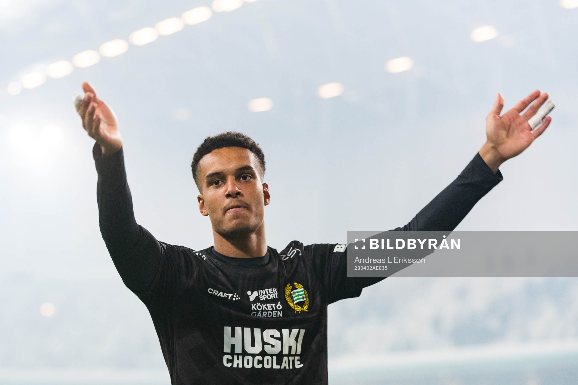Hammarbys målvakt Oliver Dovin jublar