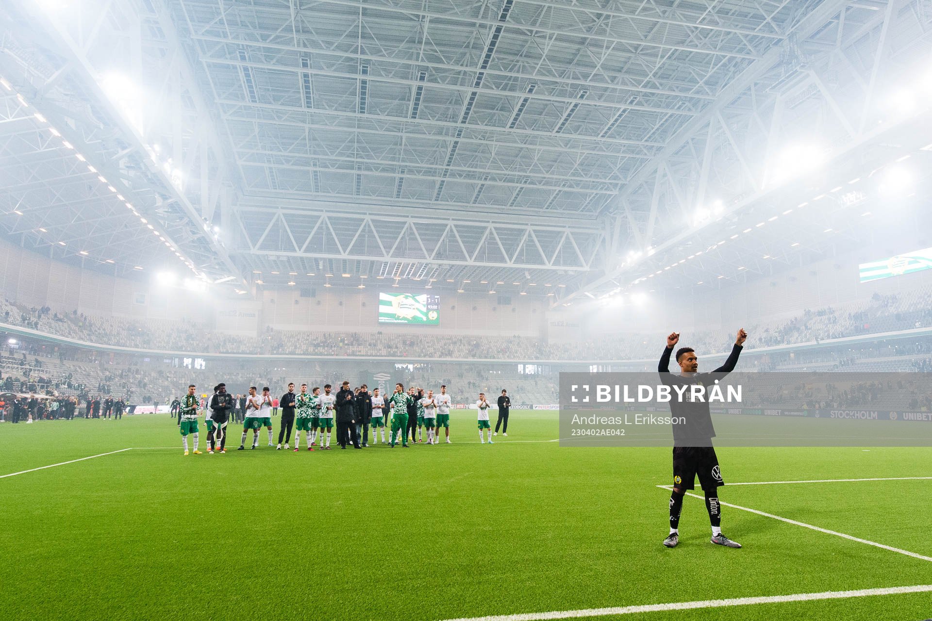 Hammarbys målvakt Oliver Dovin och övriga spelare tackar publiken efter fotbollsmatchen i Allsvenskan mellan Hammarby och Degerfors den 2 april 2023 i Stockholm.