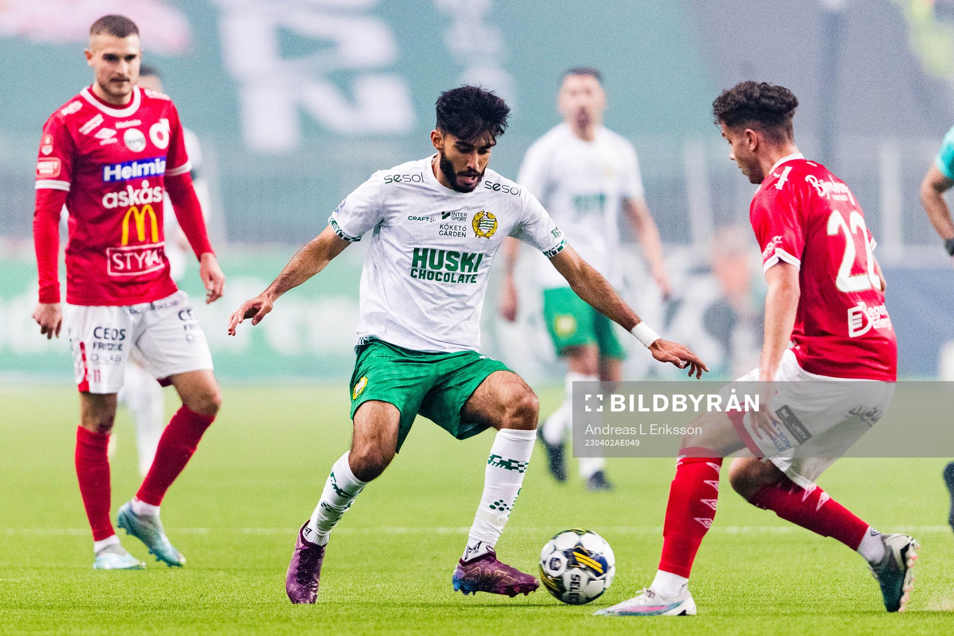 Hammarbys Montader Madjed och Degerfors Justin Salmon under fotbollsmatchen i Allsvenskan mellan Hammarby och Degerfors den 2 april 2023 i Stockholm.