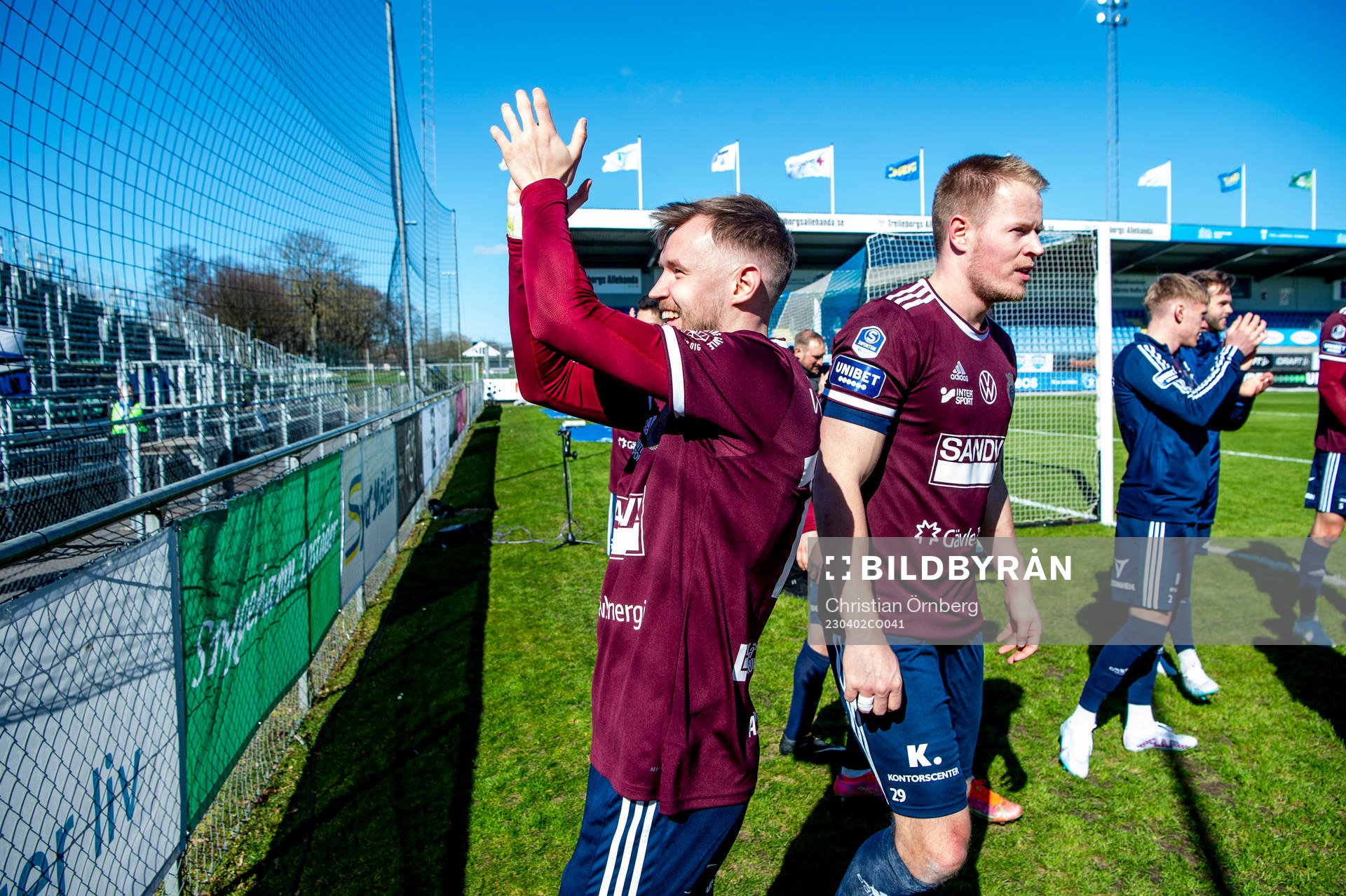 Gefles Christoffer Aspgren jublar med lagkamraterna