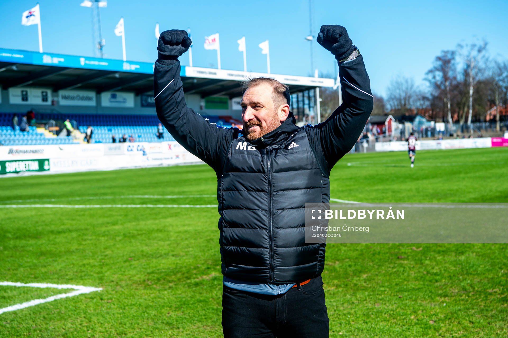 Gefles tränare Mikael Bengtsson jublar