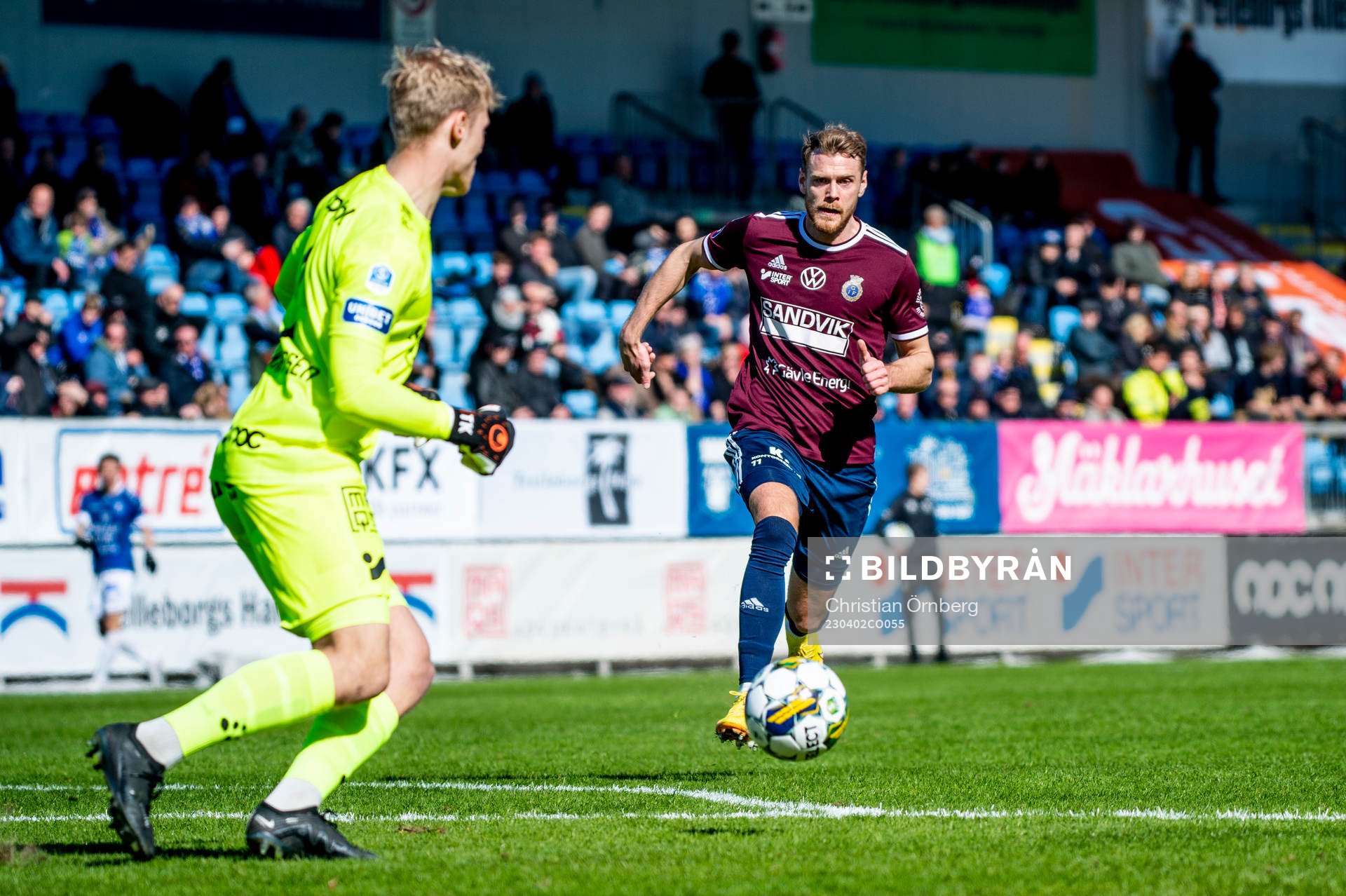 Gefles Leo Englund mot Trelleborgs målvakt Kasper Thiesson Kristensen under fotbollsmatchen i Superettan mellan Trelleborg och Gefle den 2 april 2023 i Trelleborg.