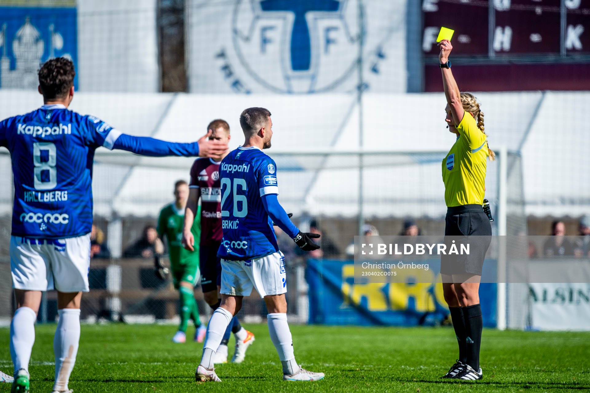 Domare Tess Olofsson tilldelar Trelleborgs Haris Brkic gult