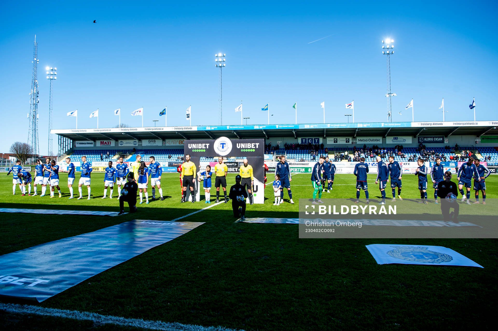 Lagen ställer upp innan fotbollsmatchen i Superettan
