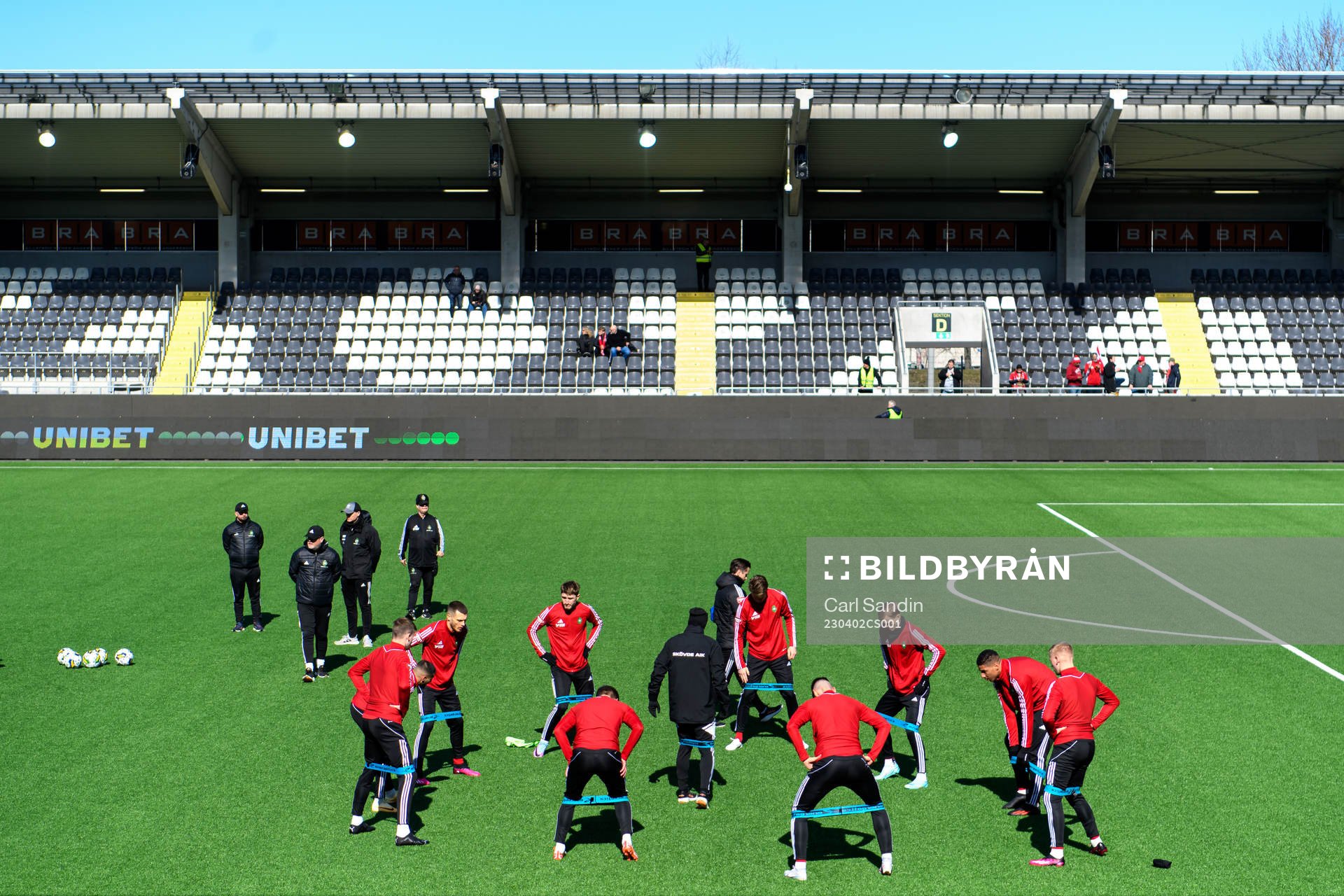 Skövde AIKs spelare värmer upp innan fotbollsmatchen i