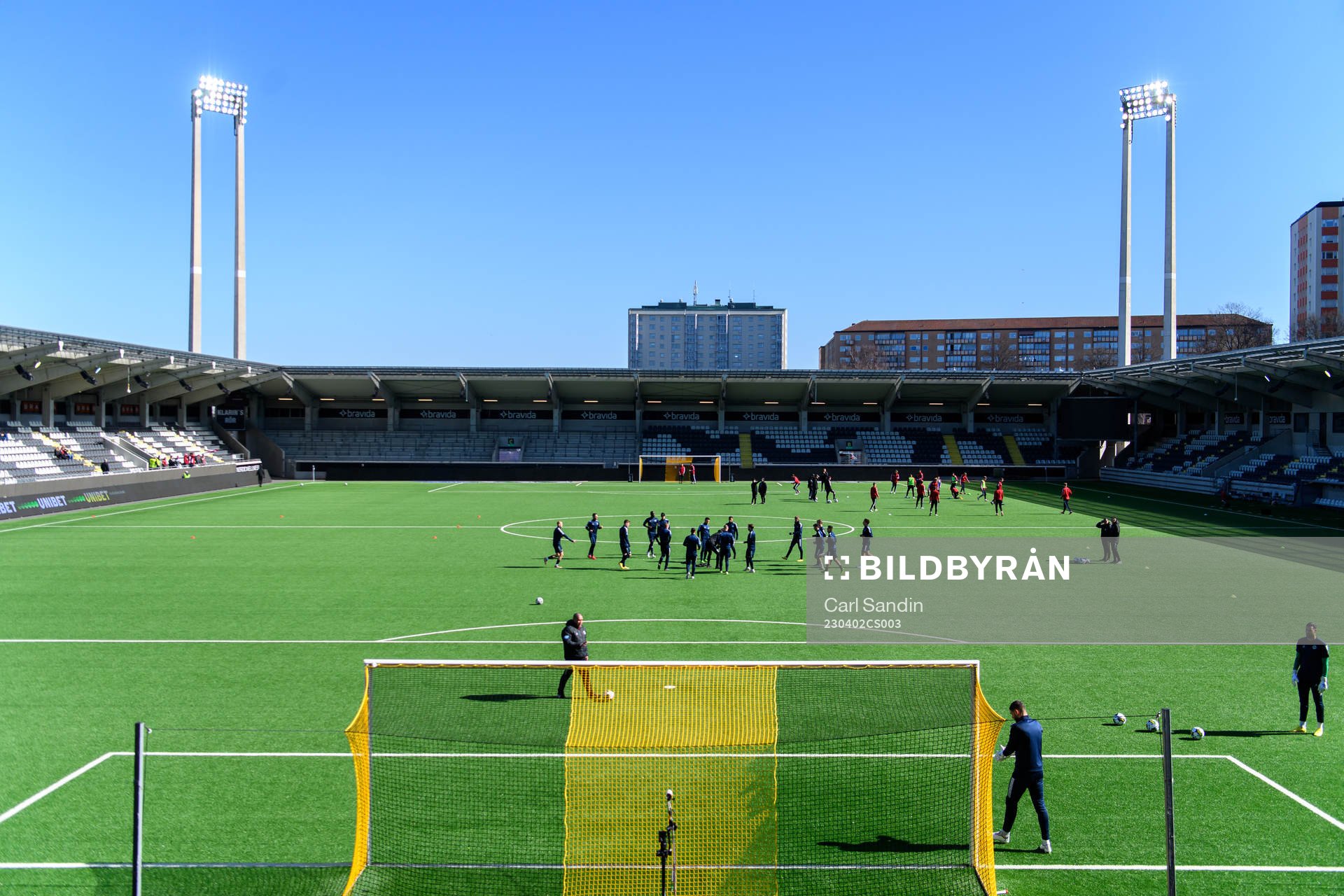 Lagen värmer upp på arenan innan fotbollsmatchen i