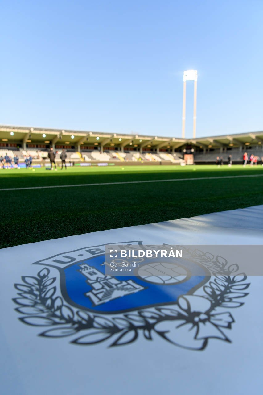 Utsiktens klubbmärke innan fotbollsmatchen i Superettan