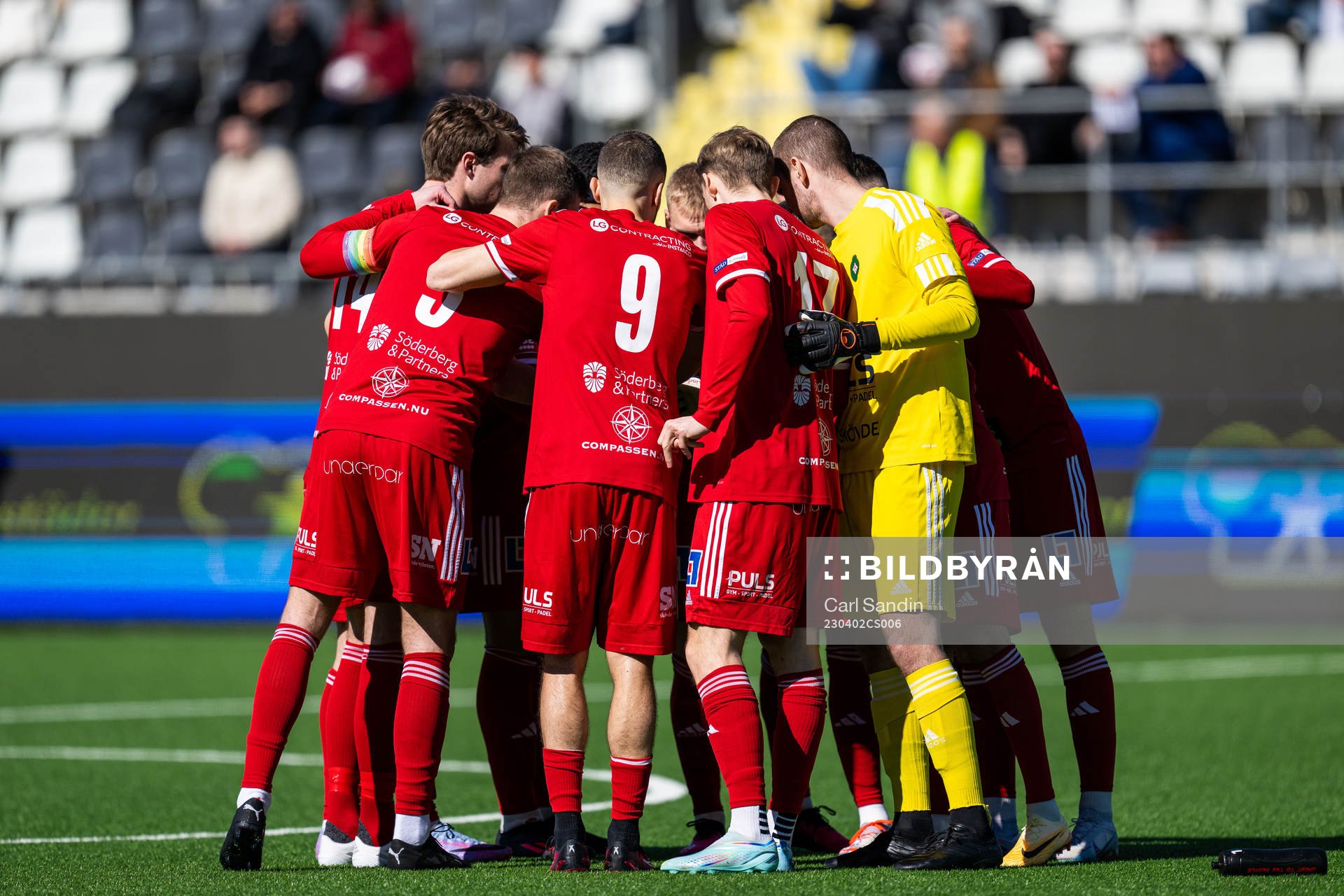 Skövde AIKs spelare samlas inför fotbollsmatchen i Superettan mellan Utsikten och Skövde AIK den 2 april 2023 i Göteborg. 