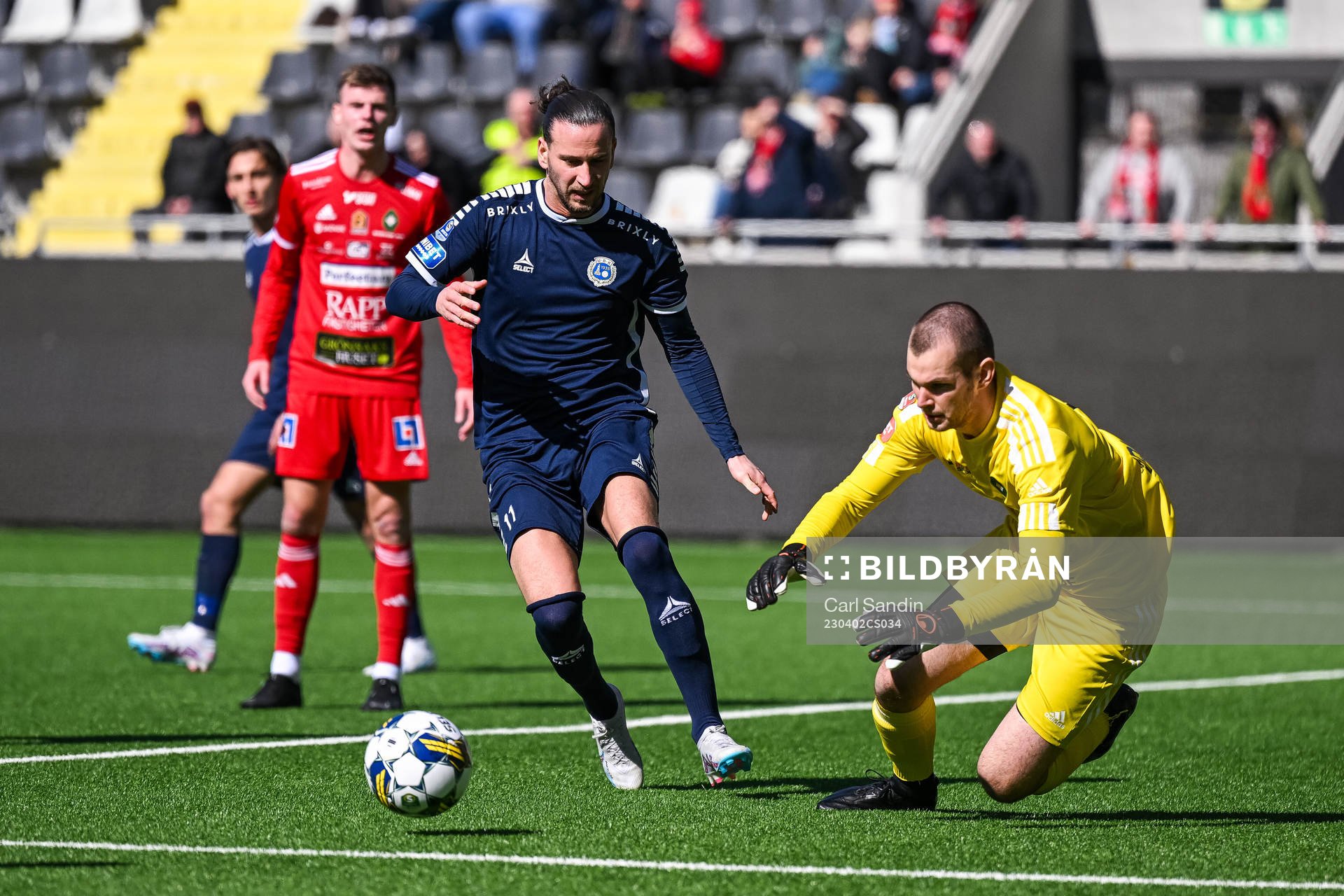 Utsiktens Edin Hamidovic och Skövde AIKs målvakt Markus