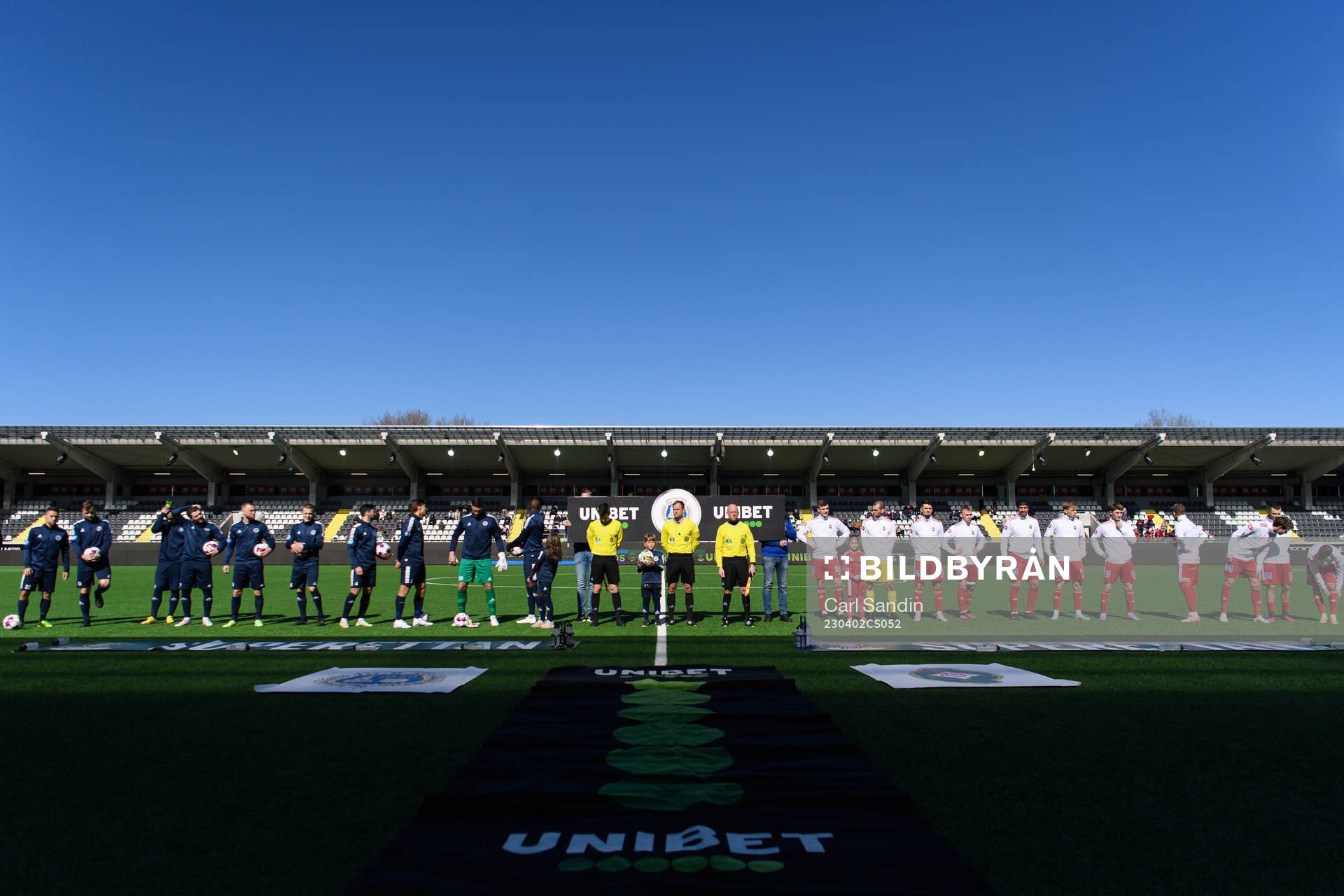 Spelarna vid lineup innan fotbollsmatchen i Superettan