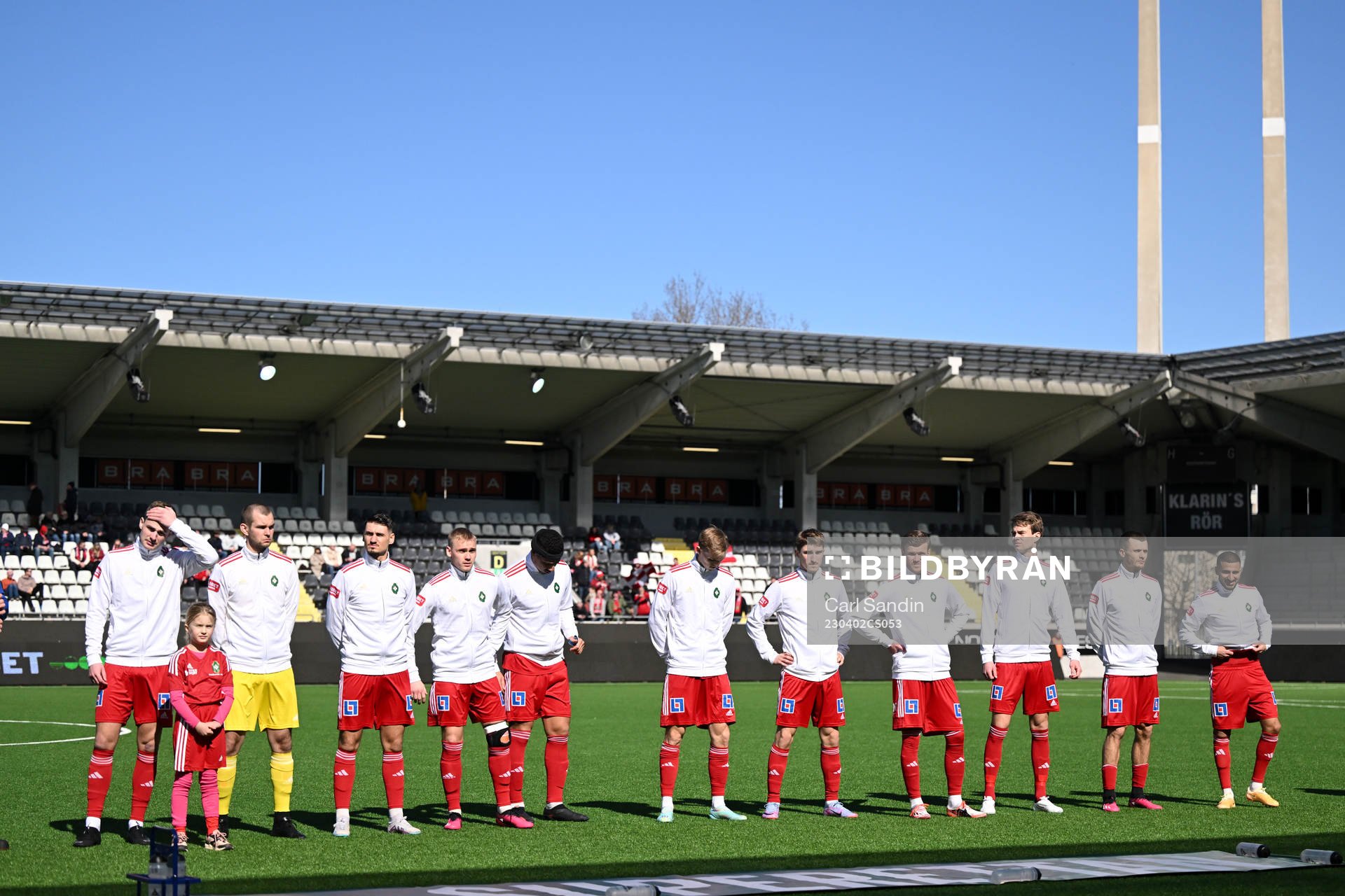 Skövde AIKs spelare vid lineup innan fotbollsmatchen i