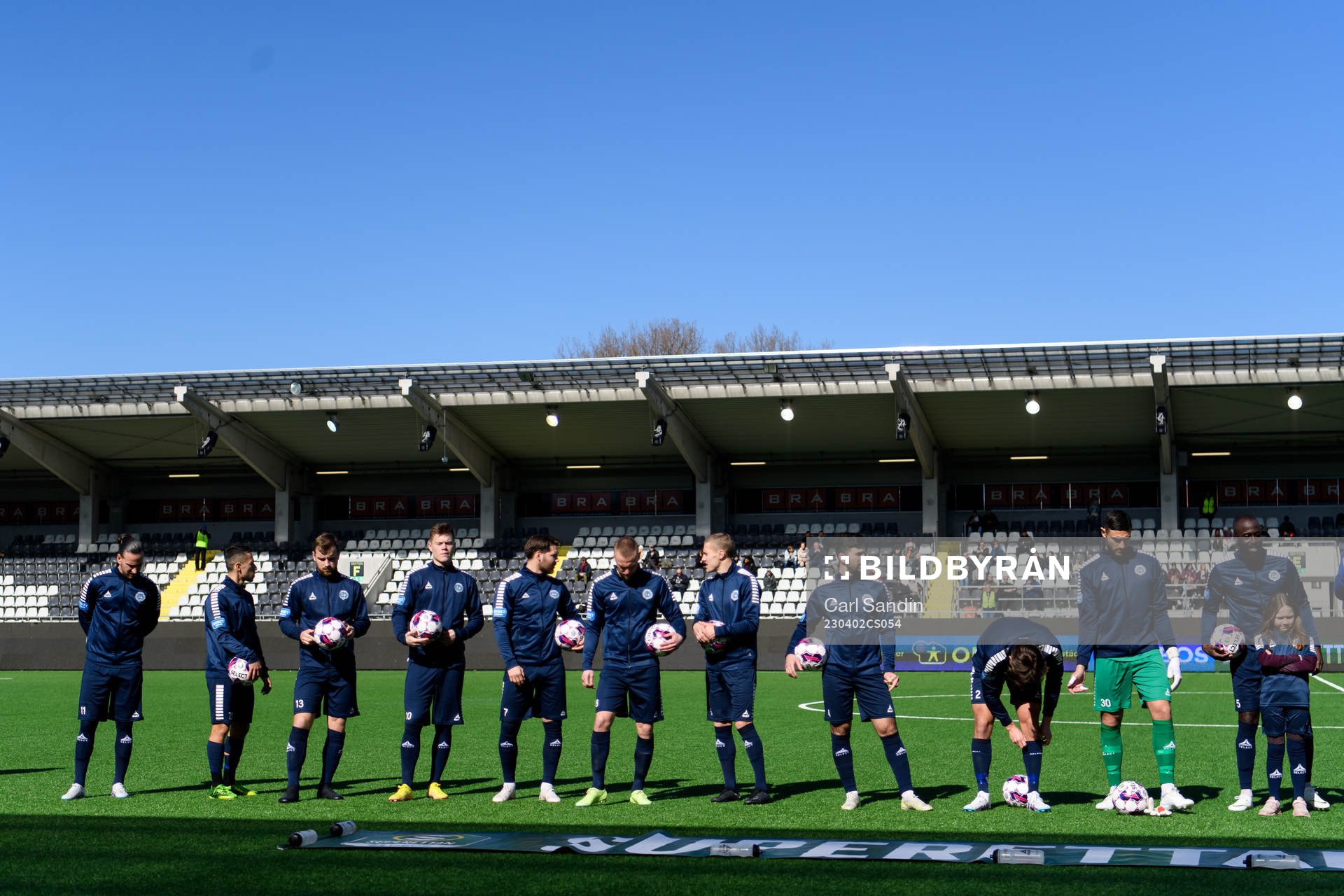 Utsiktens spelare vid lineup innan fotbollsmatchen i