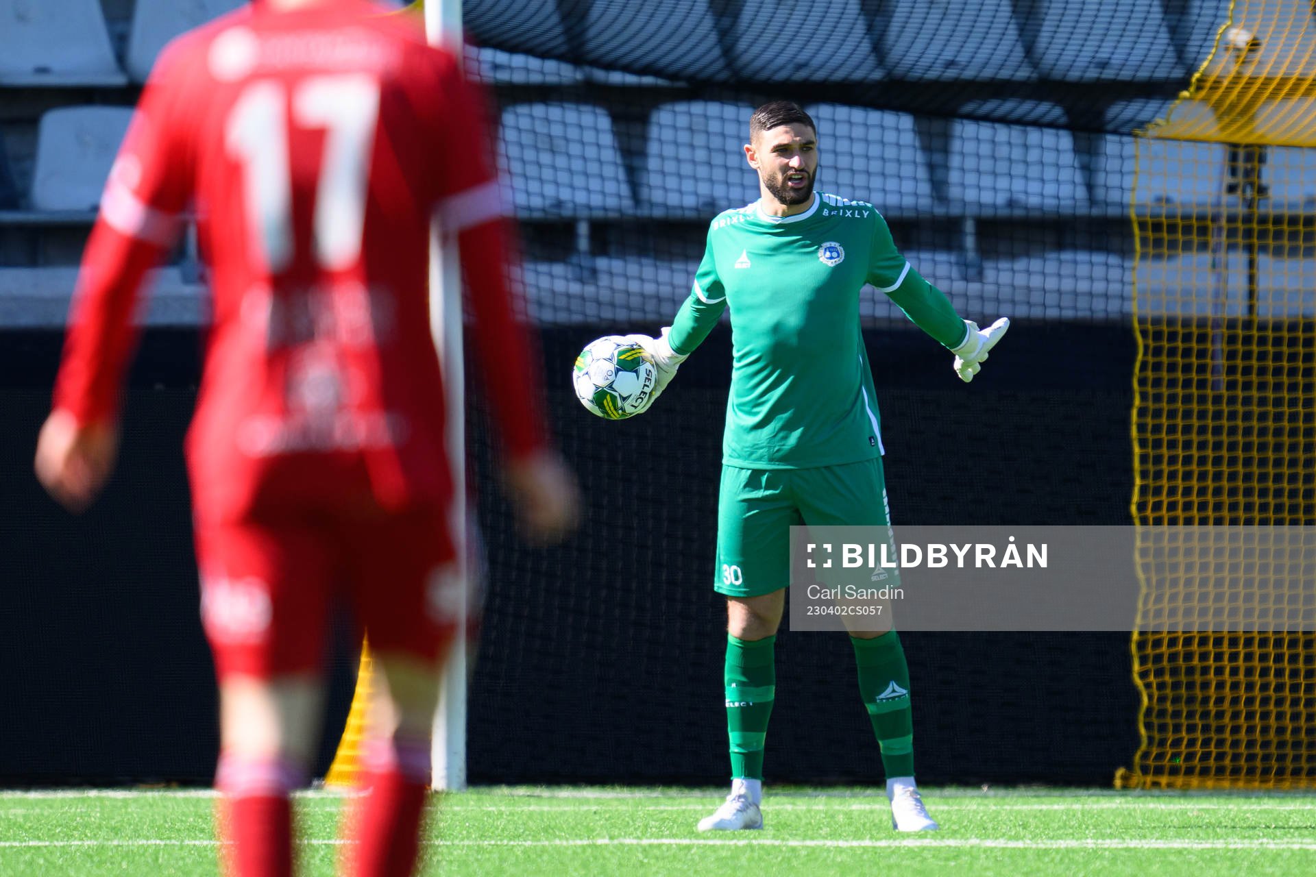 Utsiktens målvakt Elias Hadaya under fotbollsmatchen i Superettan mellan Utsikten och Skövde AIK den 2 april 2023 i Göteborg. 