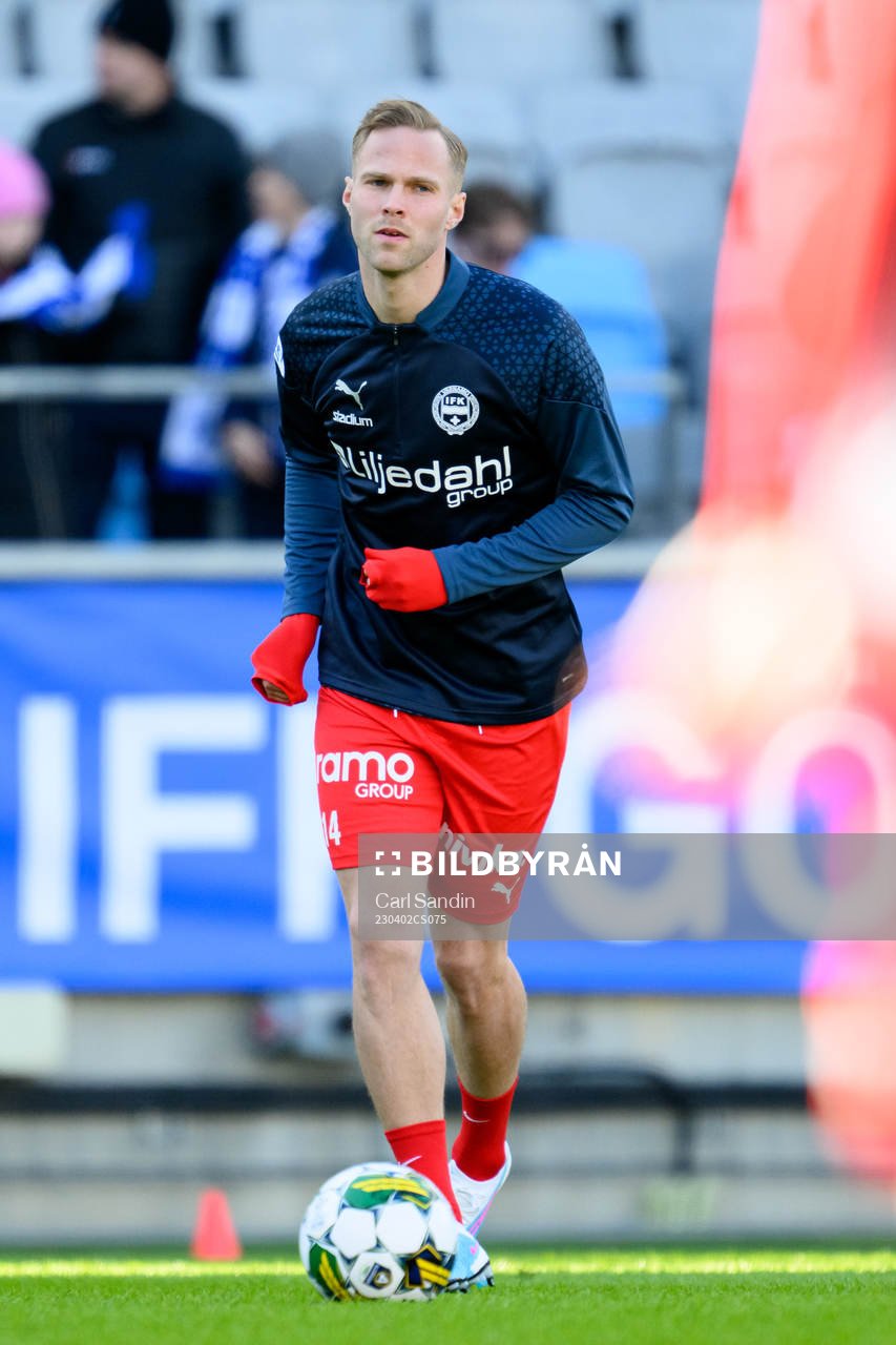 Värnamos Gustav Engvall värmer upp innan fotbollsmatchen