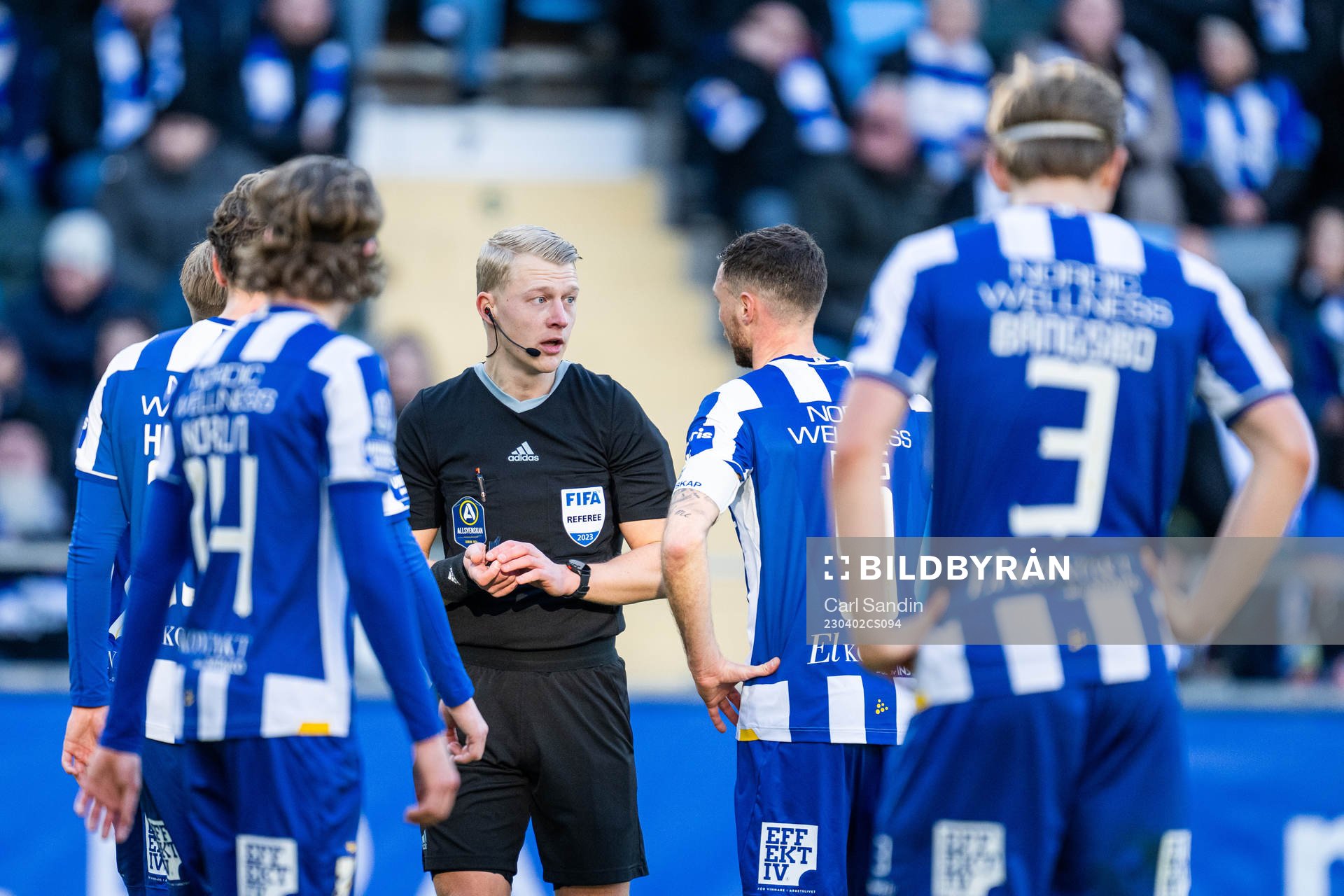 Domare Adam Ladebäck pratar med IFK Göteborgs Marcus Berg