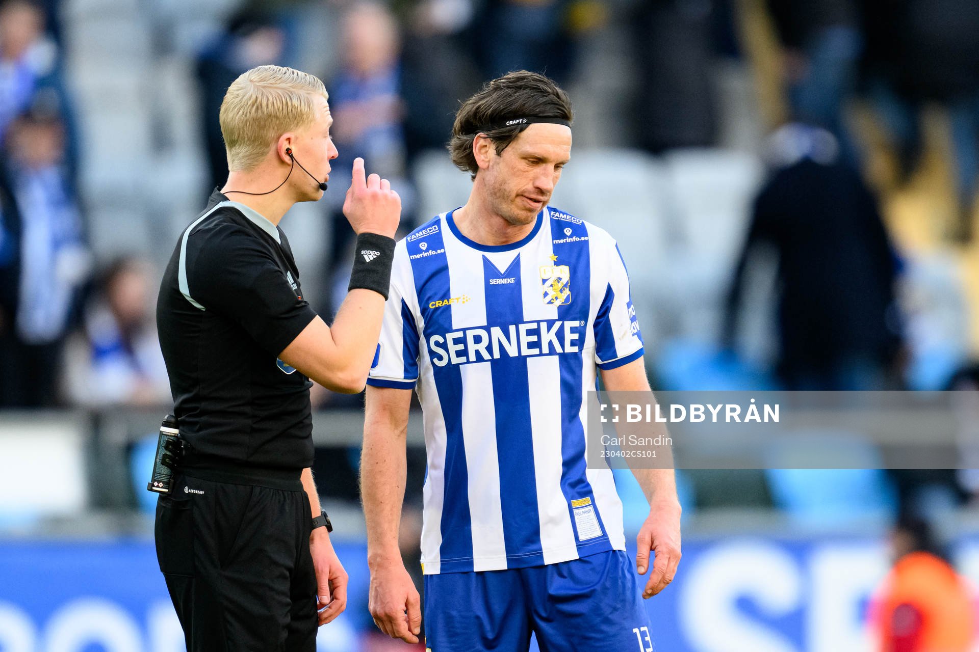 Domare Adam Ladebäck pratar med IFK Göteborgs Gustav