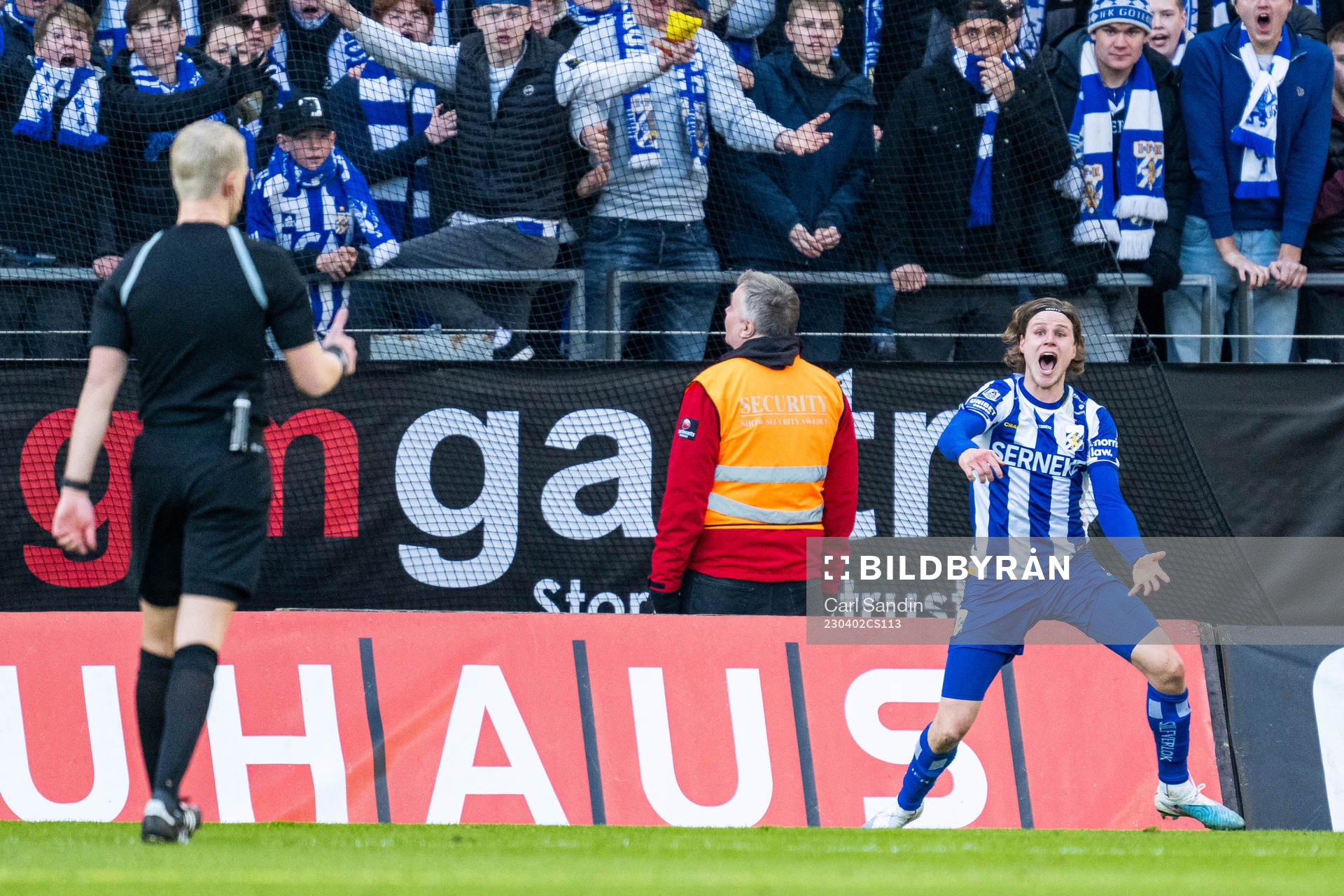 IFK Göteborgs Gustaf Norlin reagerar mot domare Adam
