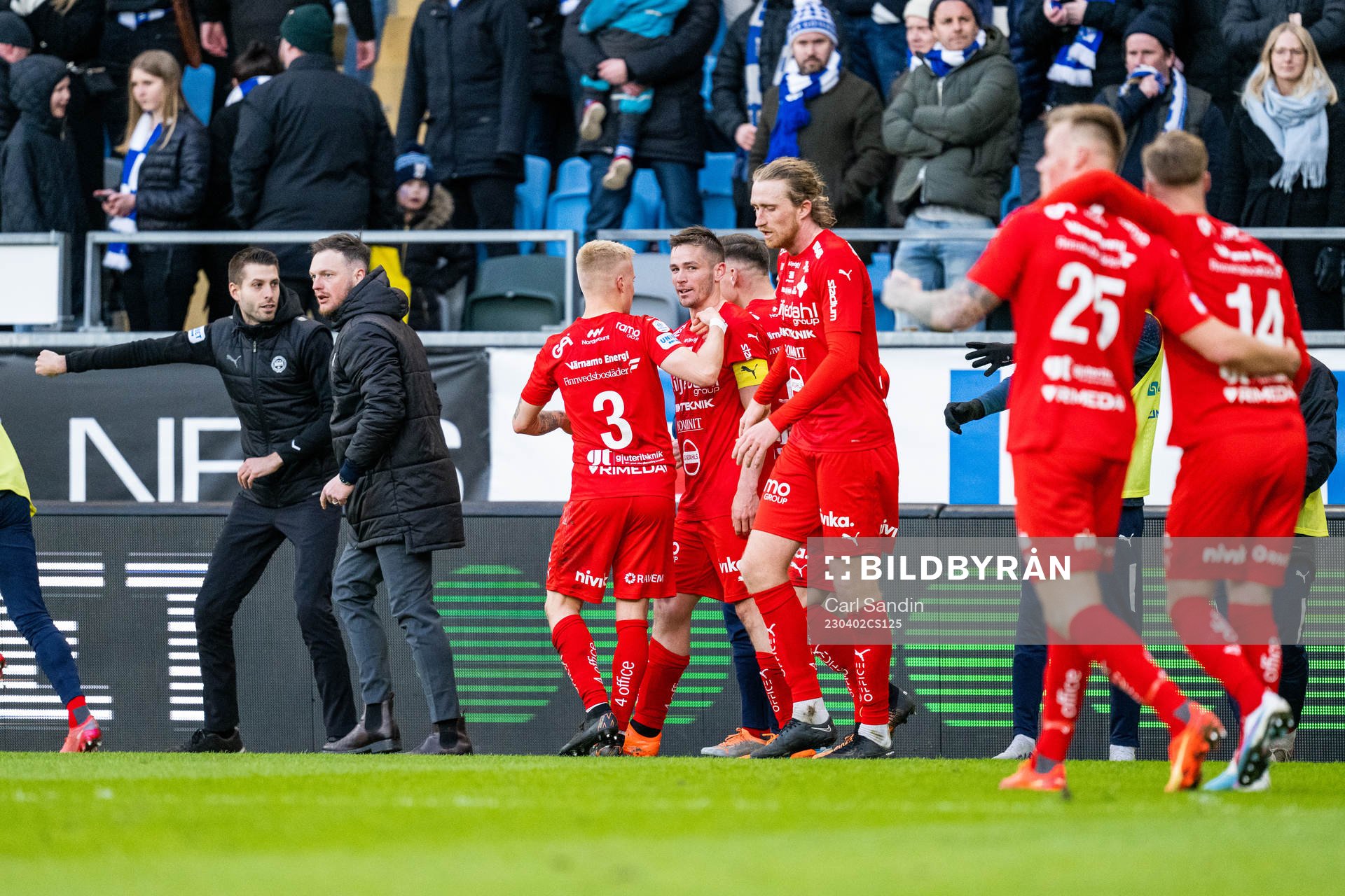 Värnamos tränare Kim Hellberg och spelare jublar