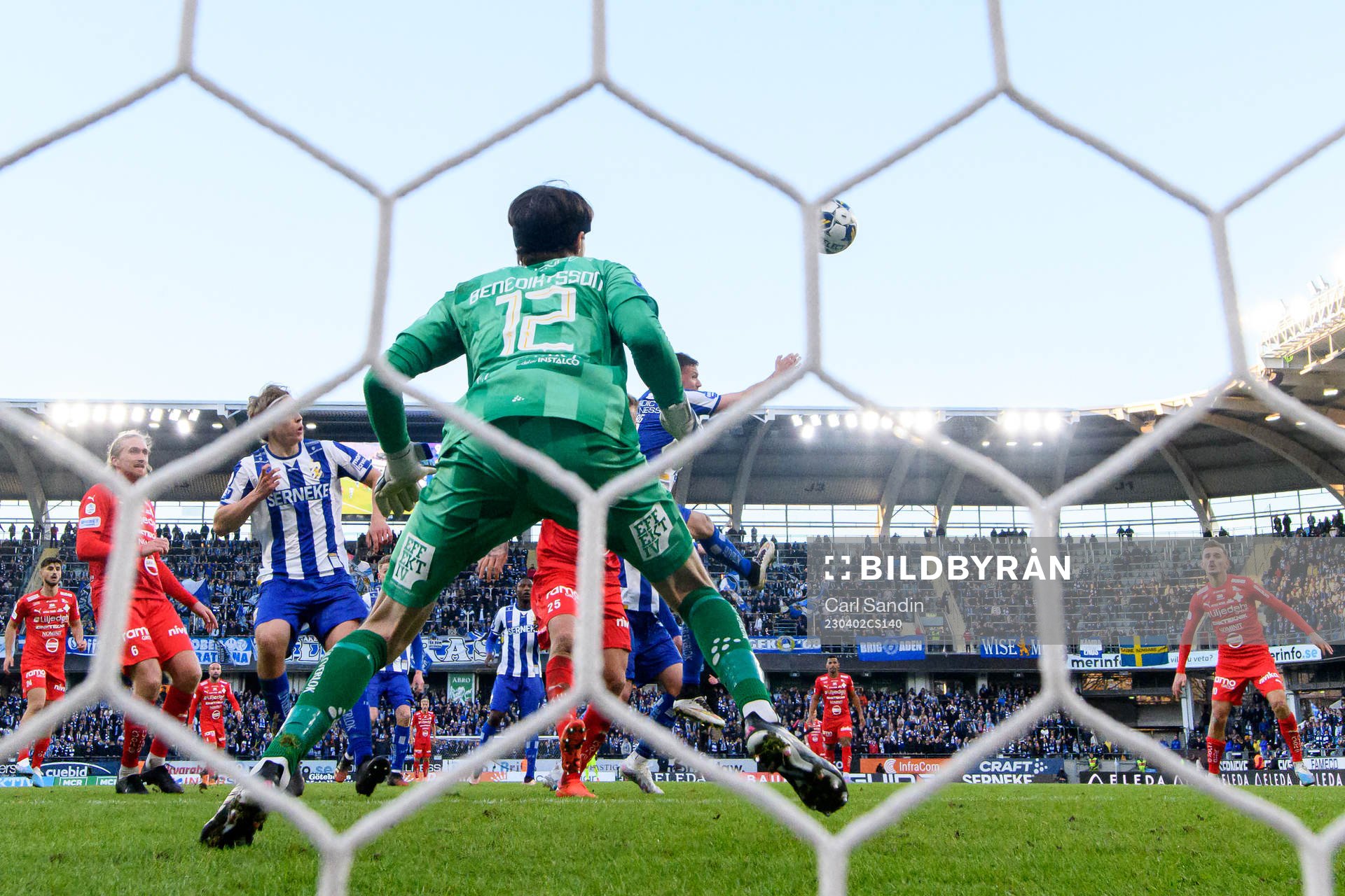 IFK Göteborgs Marcus Berg nickar bollen i mål