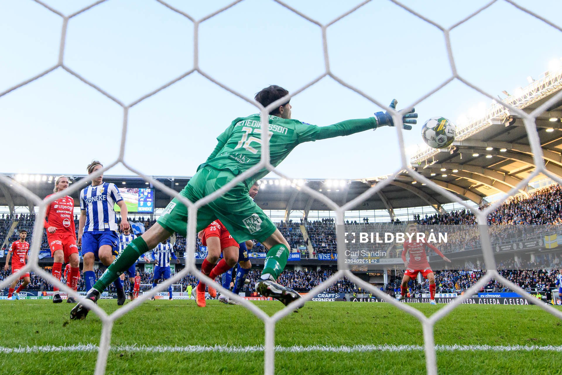 IFK Göteborgs Marcus Berg nickar bollen i mål