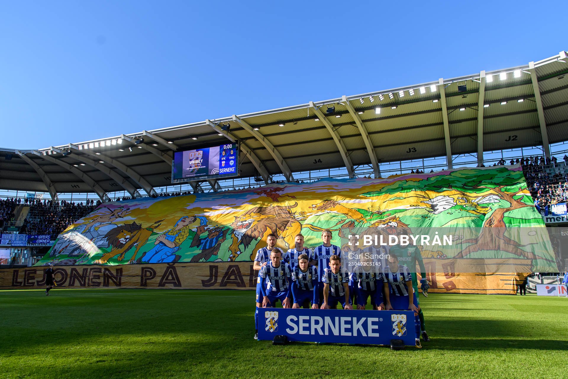 IFK Göteborgs startelva framför supportrarnas tifo innan