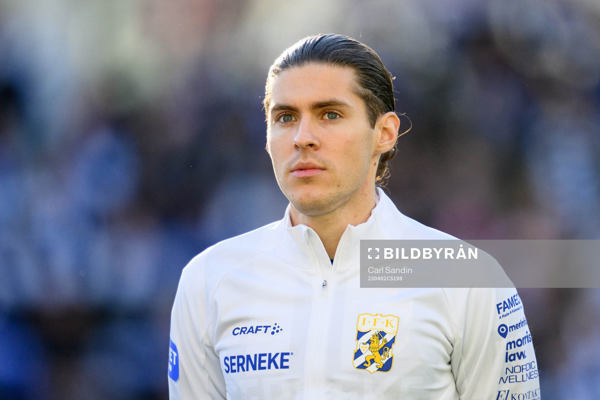 Eman Markovic vid lineup innan fotbollsmatchen i