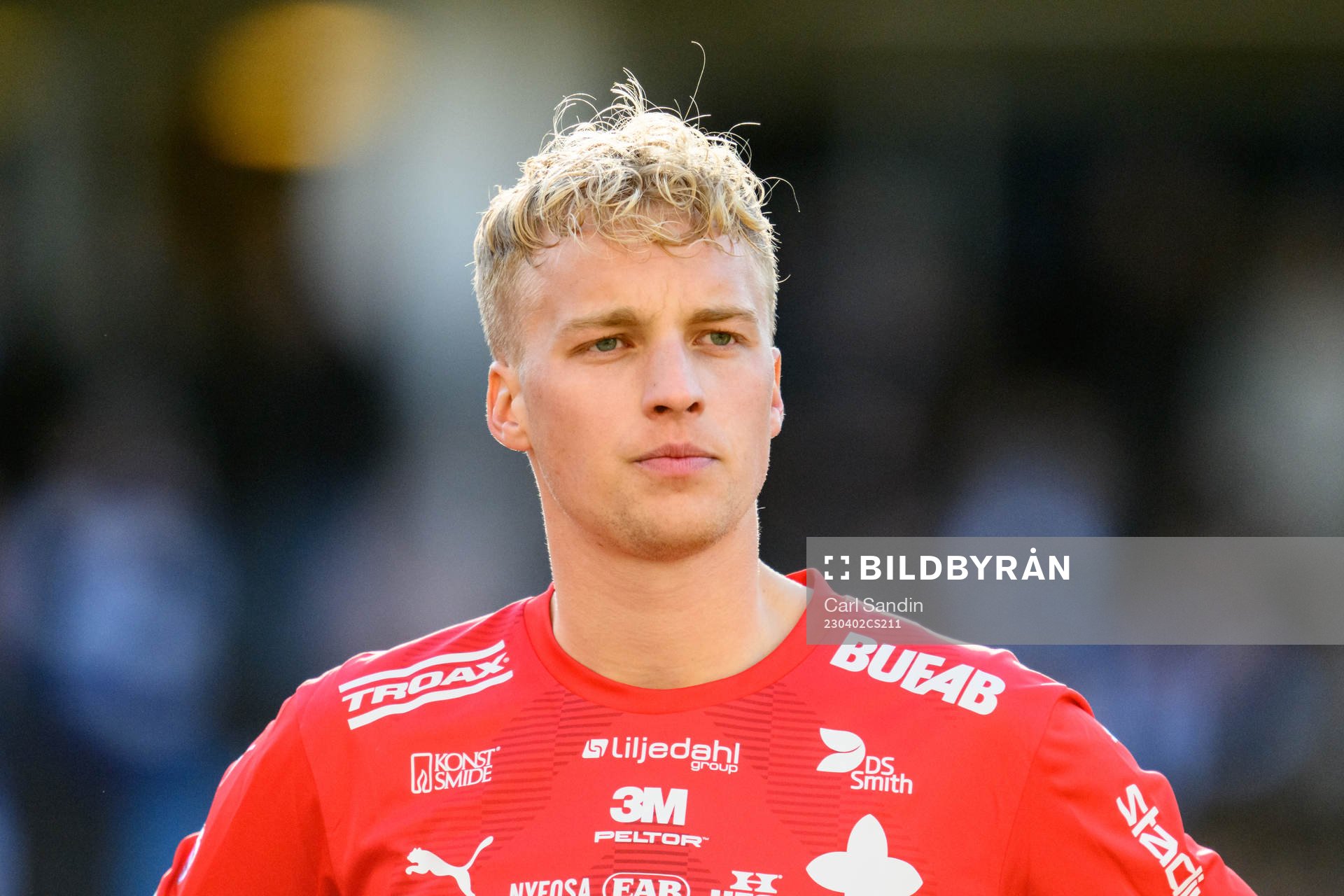 Värnamos Victor Larsson vid lineup innan fotbollsmatchen i