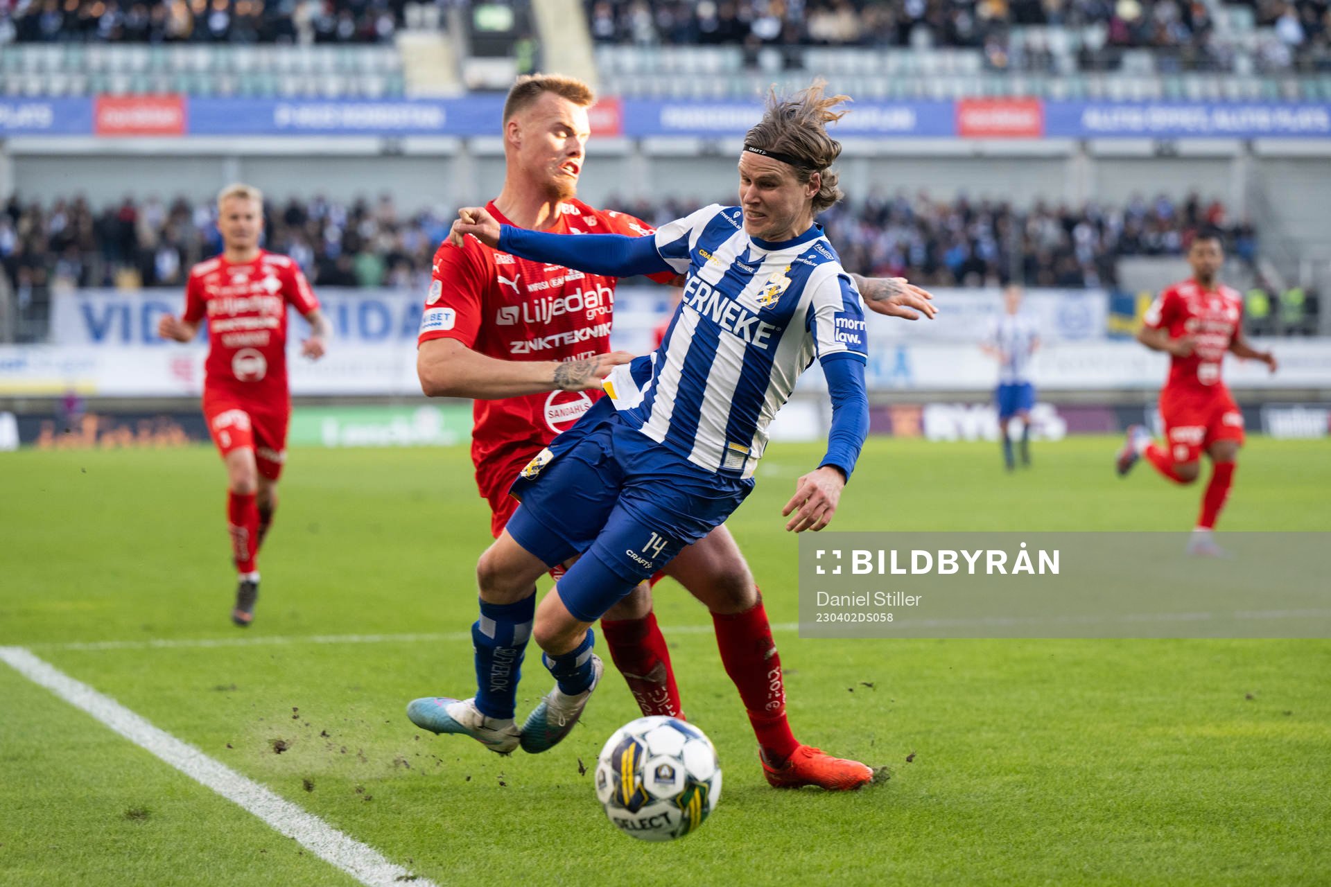 IFK Göteborgs Gustaf Norlin får sig en tryckare av