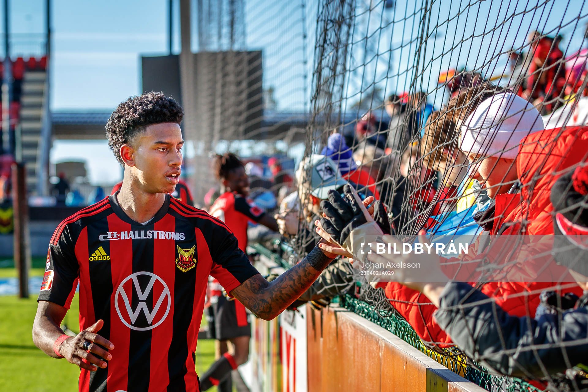Östersunds Chovanie Amatkarijo tackar publiken efter fotbollsmatchen i Superettan mellan Östersund och GAIS den 2 april 2023 i Östersund. 