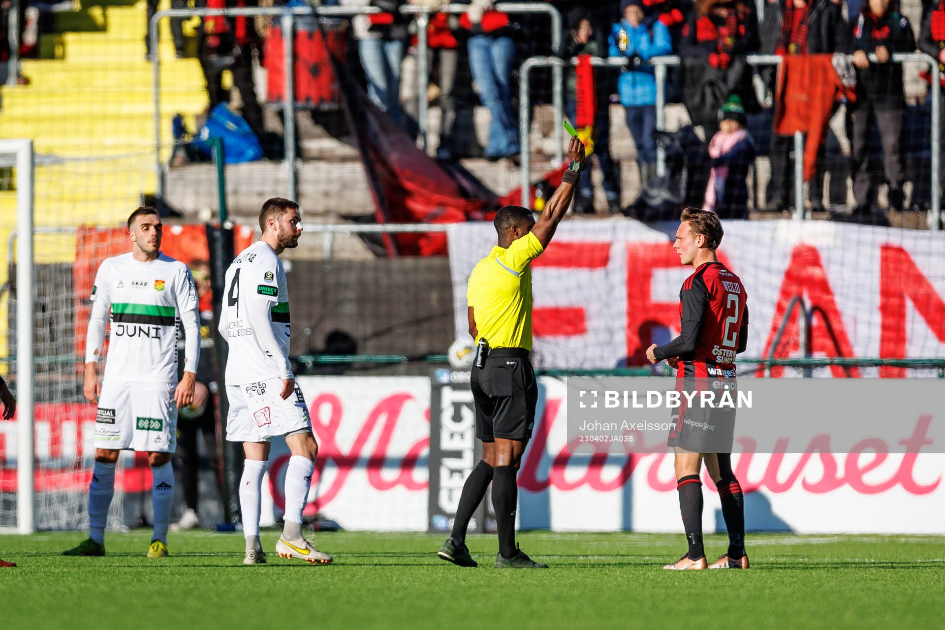 Östersunds Cesar Weilid  får gult kort av Domare Fredrik