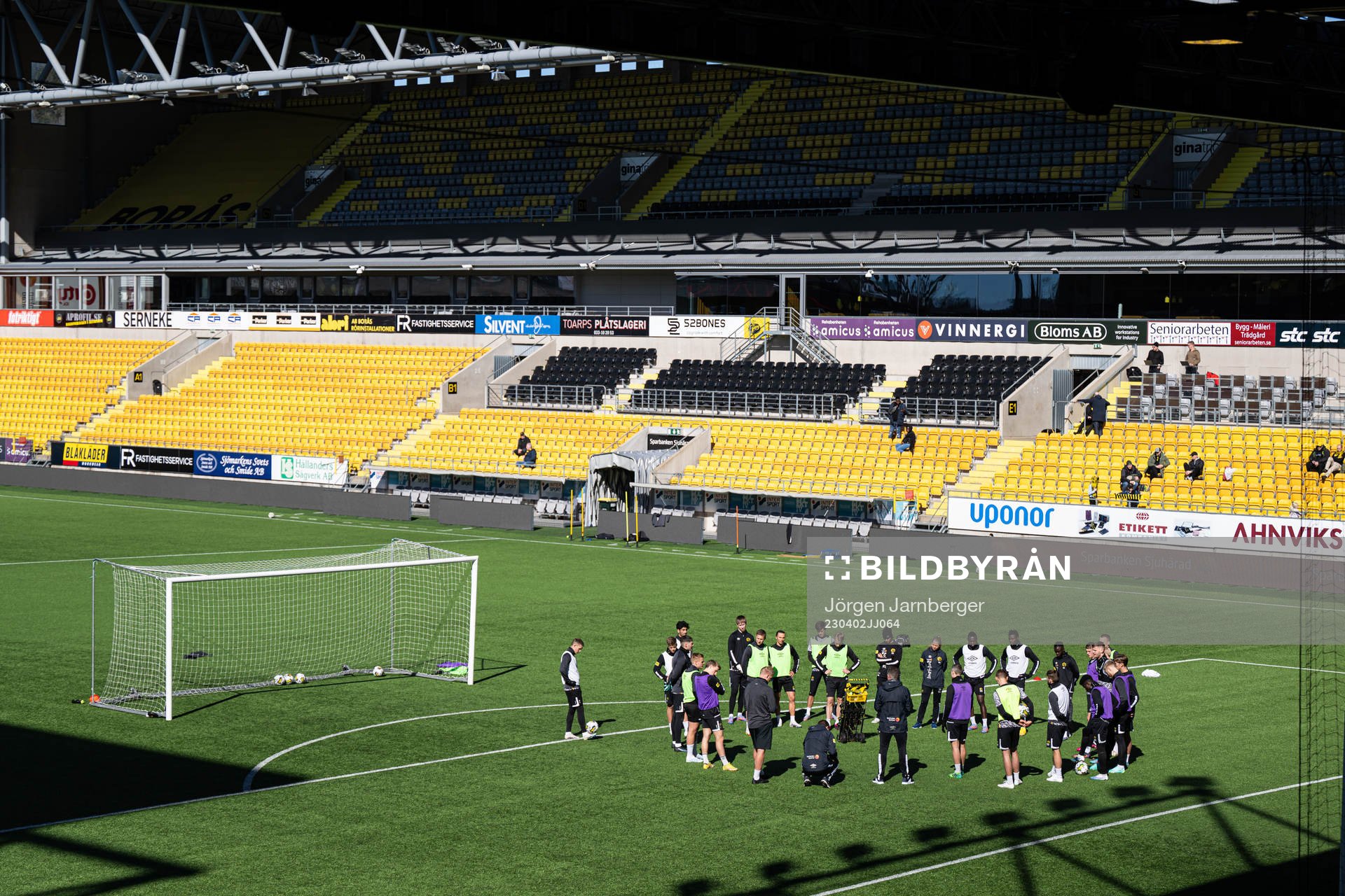 Elfsborgs spelare och ledare vid en genomgång under en träning med Elfsborg den 2 april 2023 i Borås. 