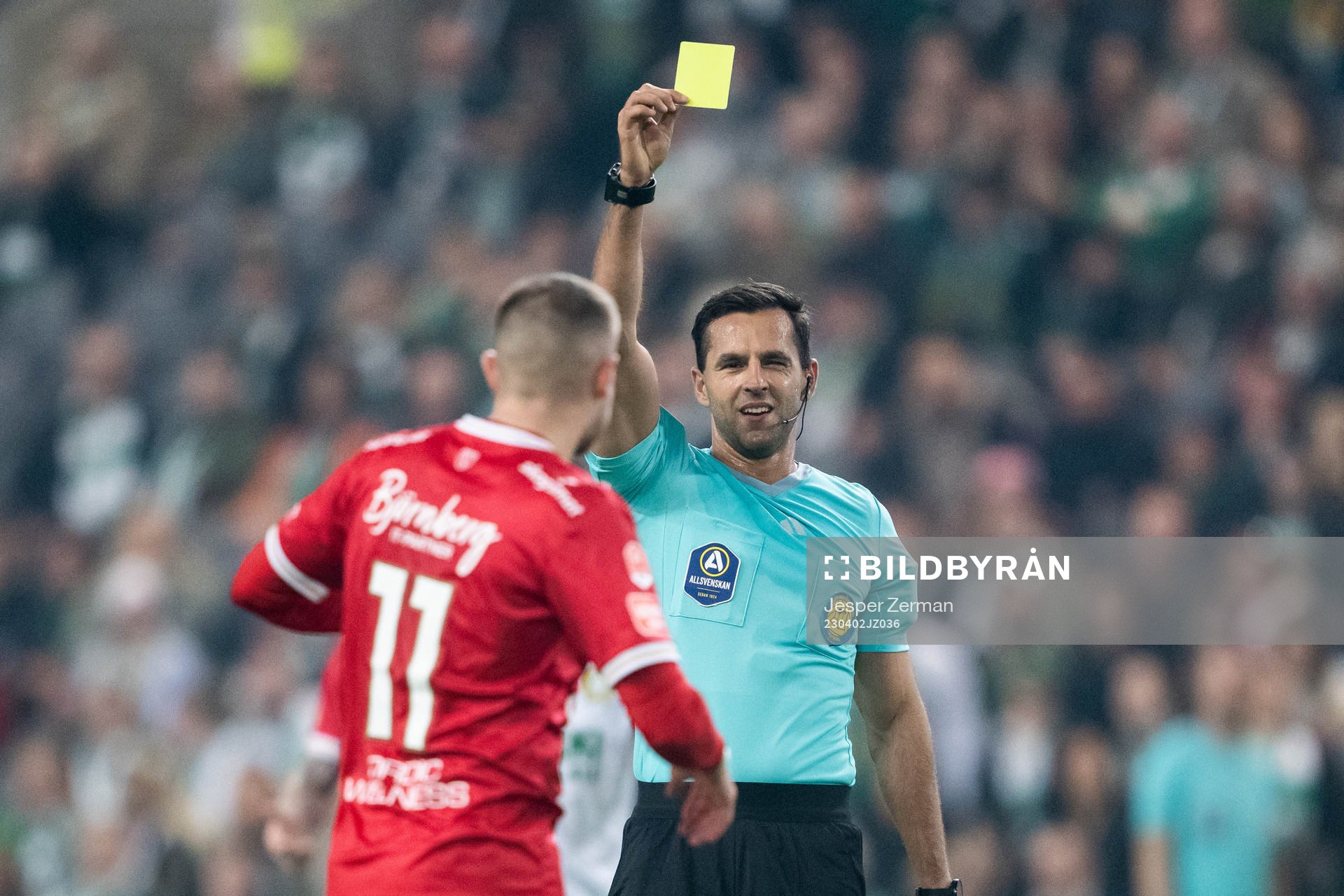 Degerfors Christos Gravius får ett gult kort av Domare