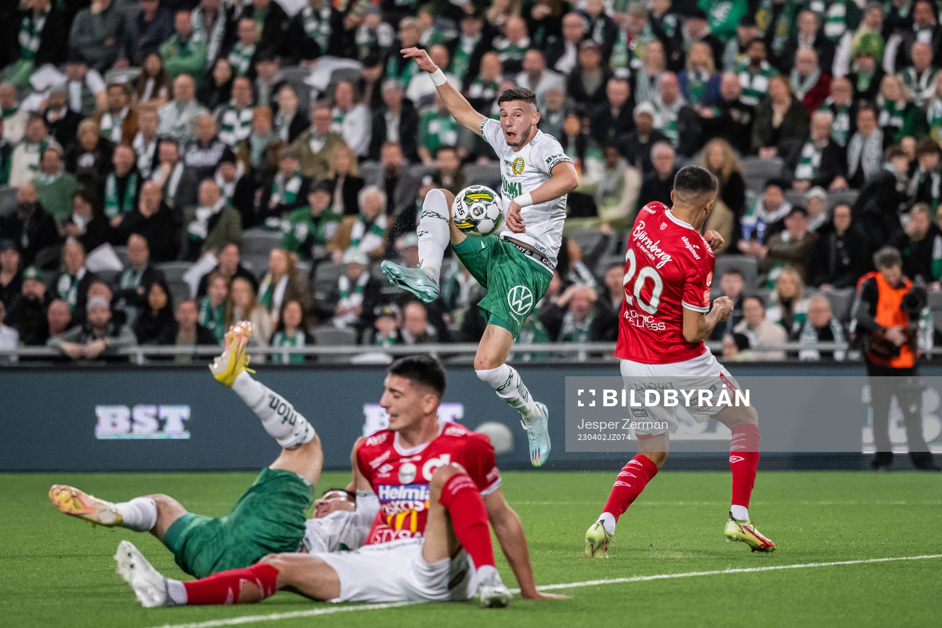 Hammarbys Viktor Djukanovic och Degerfors Elyas Bouzaiene