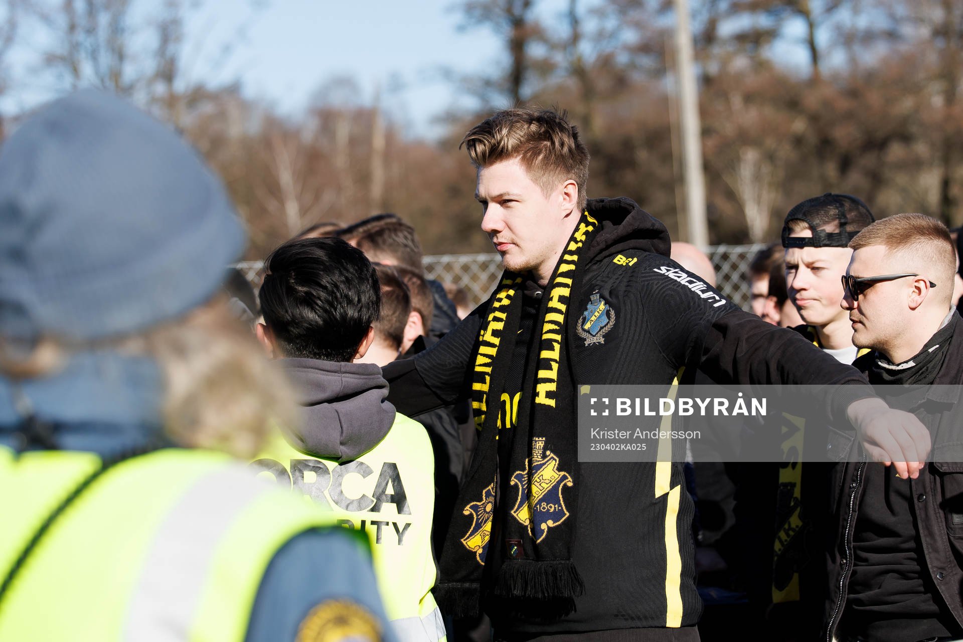 AIKs supporter blir visiterad före fotbollsmatchen i