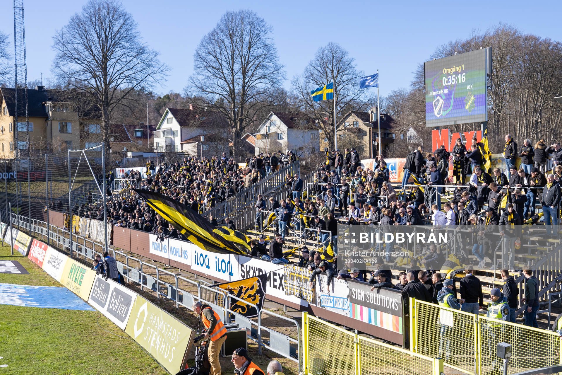 AIKs supportrar på plats före fotbollsmatchen i
