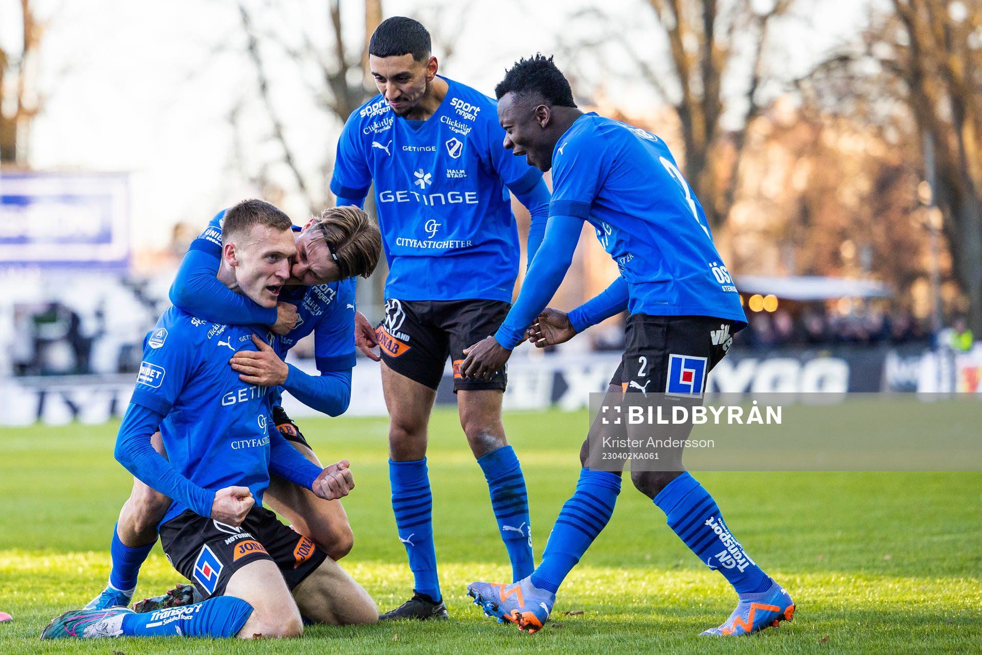 Halmstads Viktor Granath jublar med lagkamrater