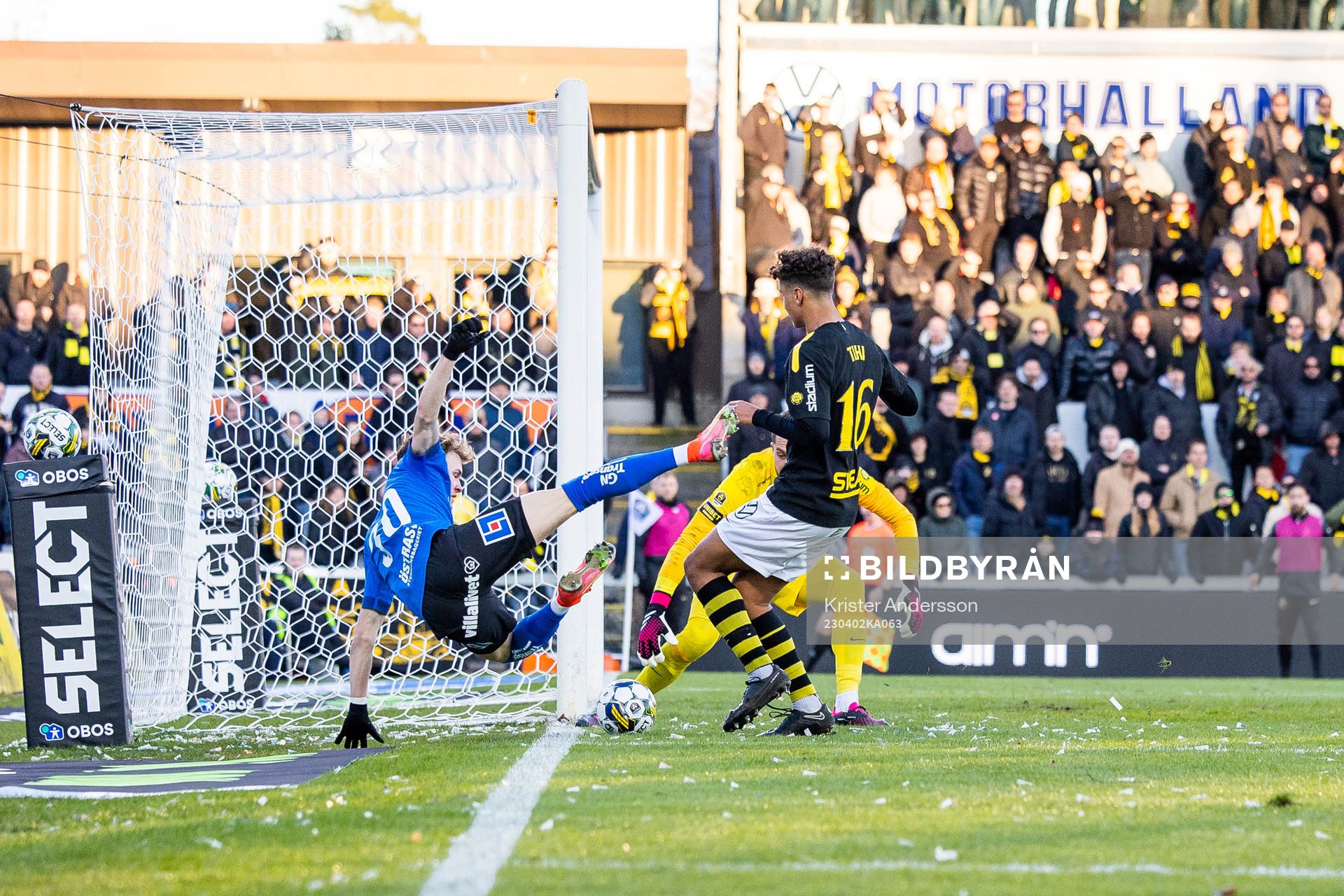 Halmstads Alexander Johansson i kamp med AIKs Robin Tihi under fotbollsmatchen i Allsvenskan mellan Halmstad och AIK den 2 april 2023 i Halmstad. 
