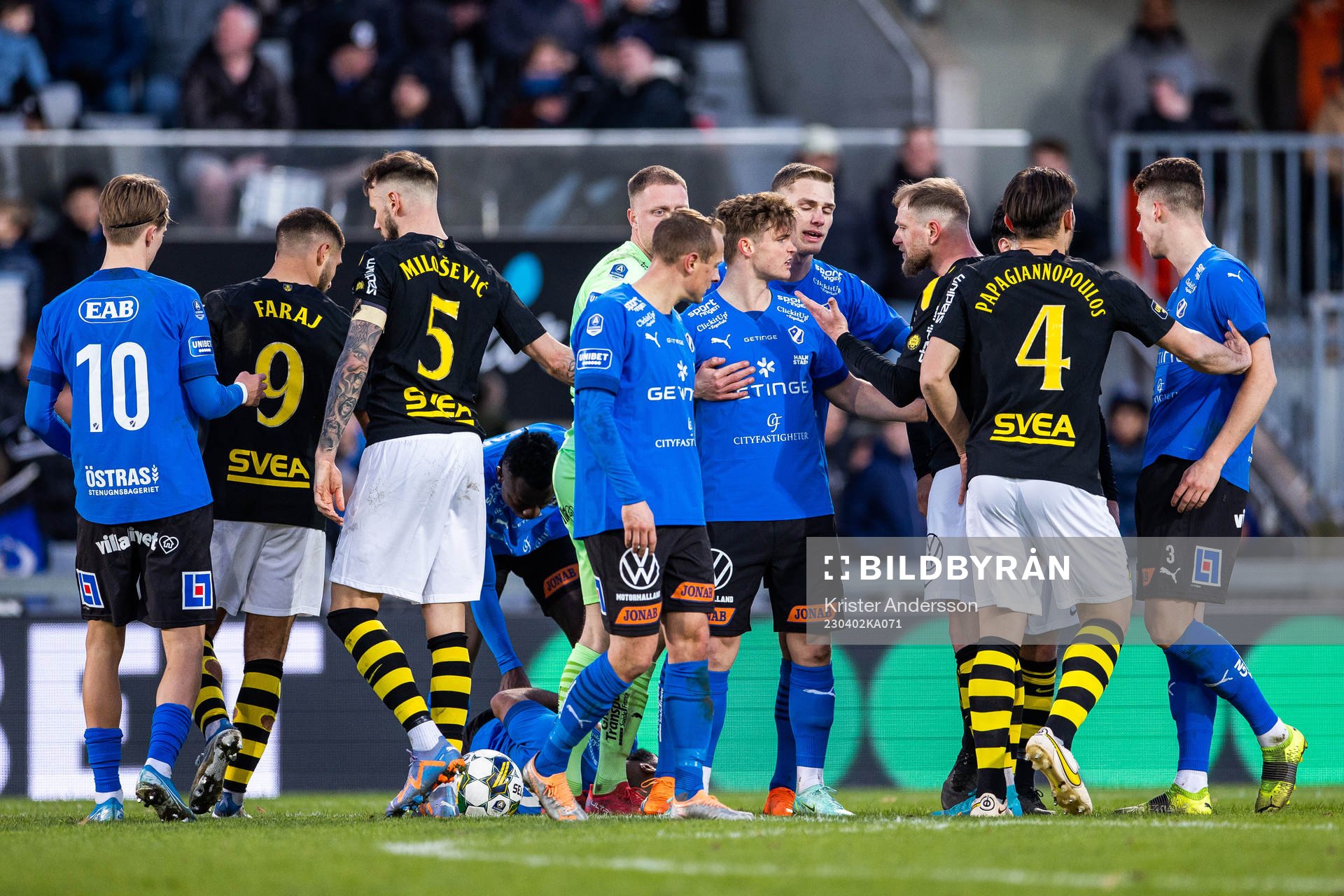 AIKs John Guidetti i diskussion med Halmstadspelare