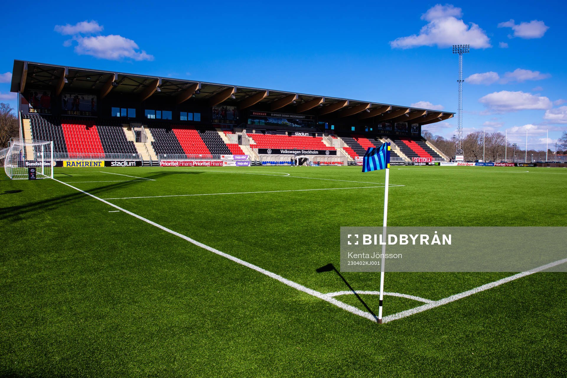 Grimsta IP med en hörnflagga med Djurgårdens klubbfärger inför fotbollsmatchen i Damallsvenskan mellan Djurgården och Örebro den 2 april 2023 i Stockholm.