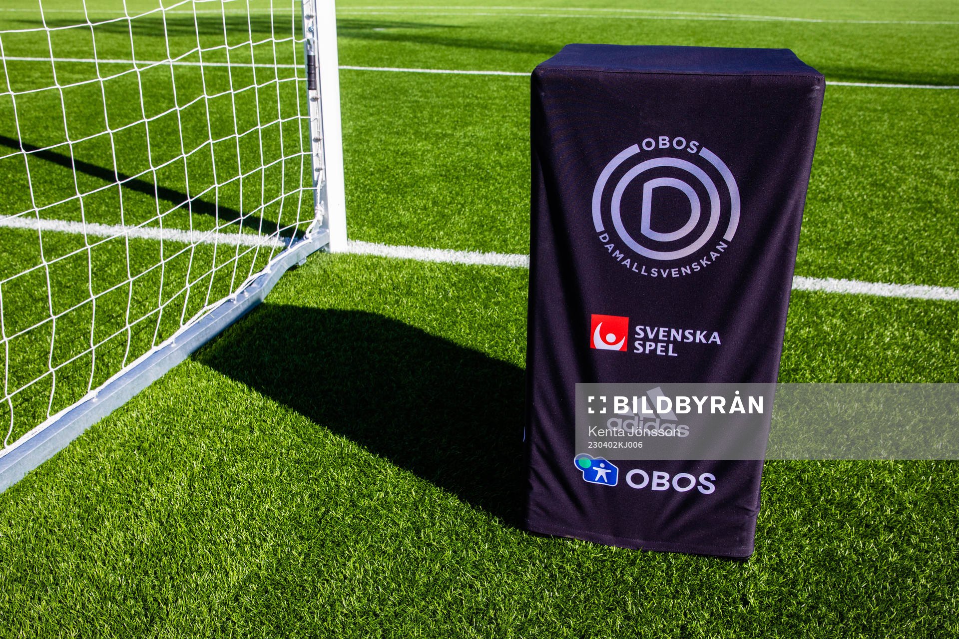 En bollhållare med logotyper för Damallsvenskan, Svenska Spel och Obos inför fotbollsmatchen i Damallsvenskan mellan Djurgården och Örebro den 2 april 2023 i Stockholm.