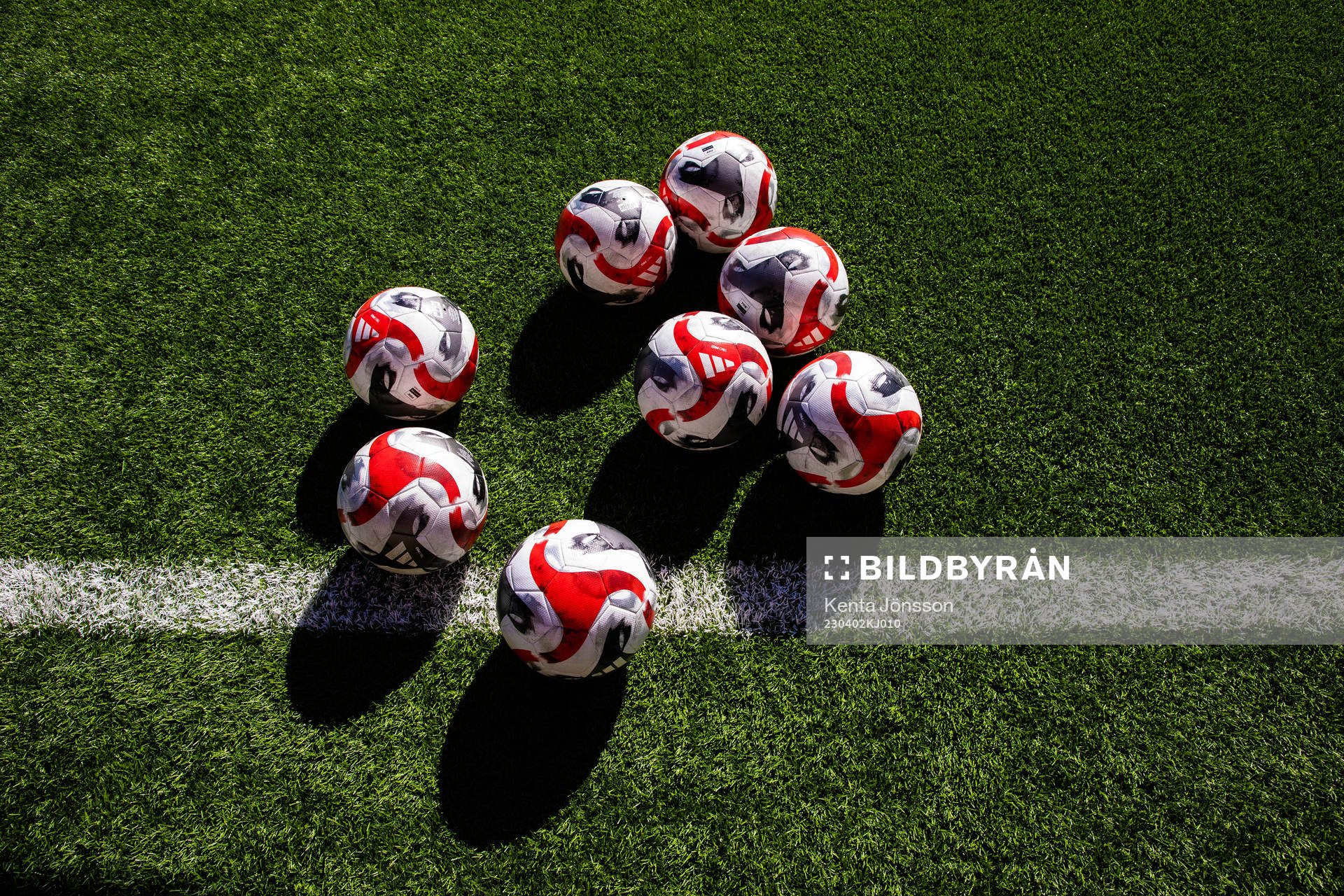 Fotbollar på konstgräs