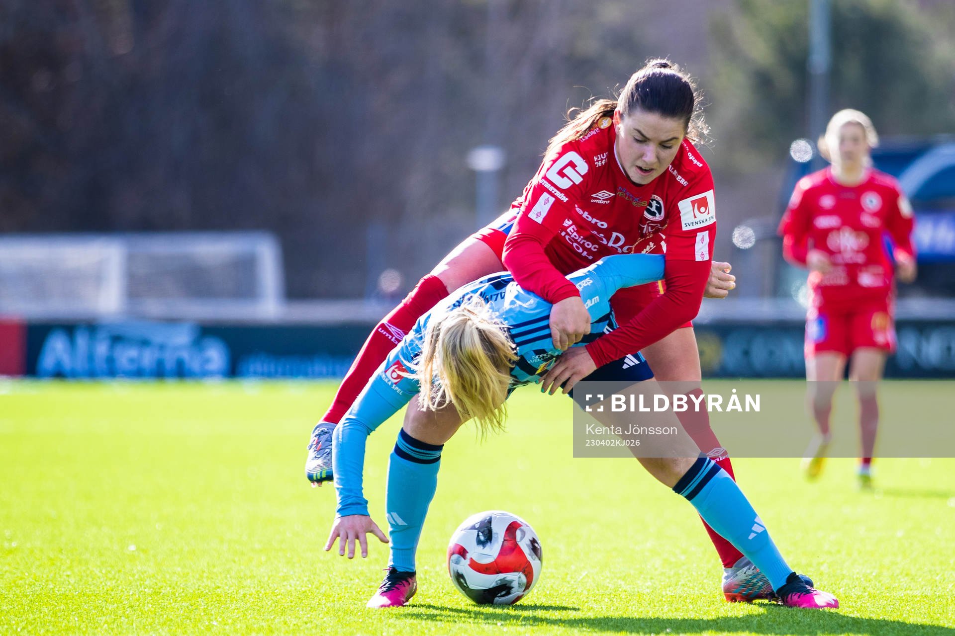 Djurgårdens Alice Bergström och Örebros Emilia Pelgander