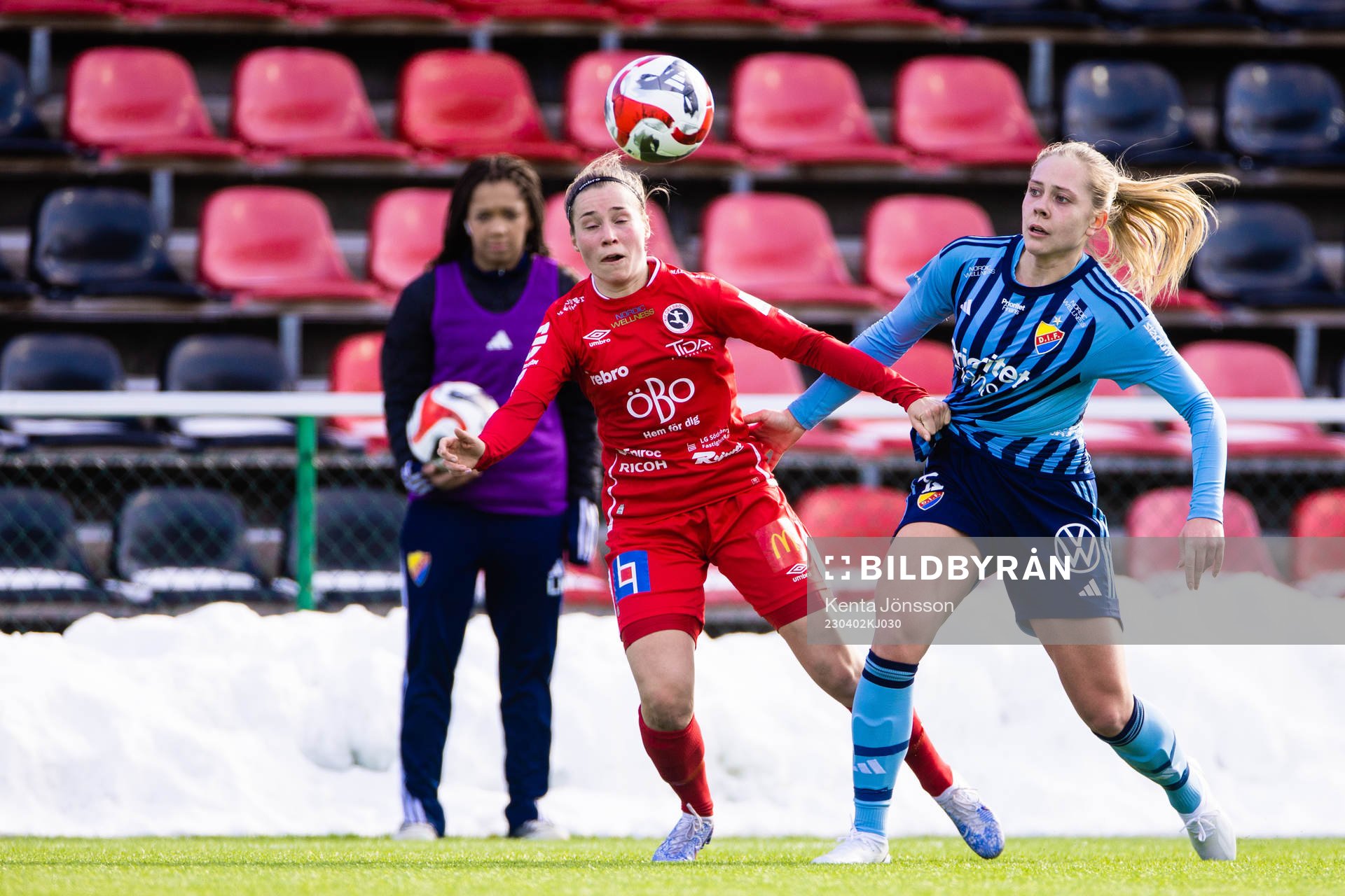 Örebros Heidi Kollanen och Djurgårdens Alice Bergström