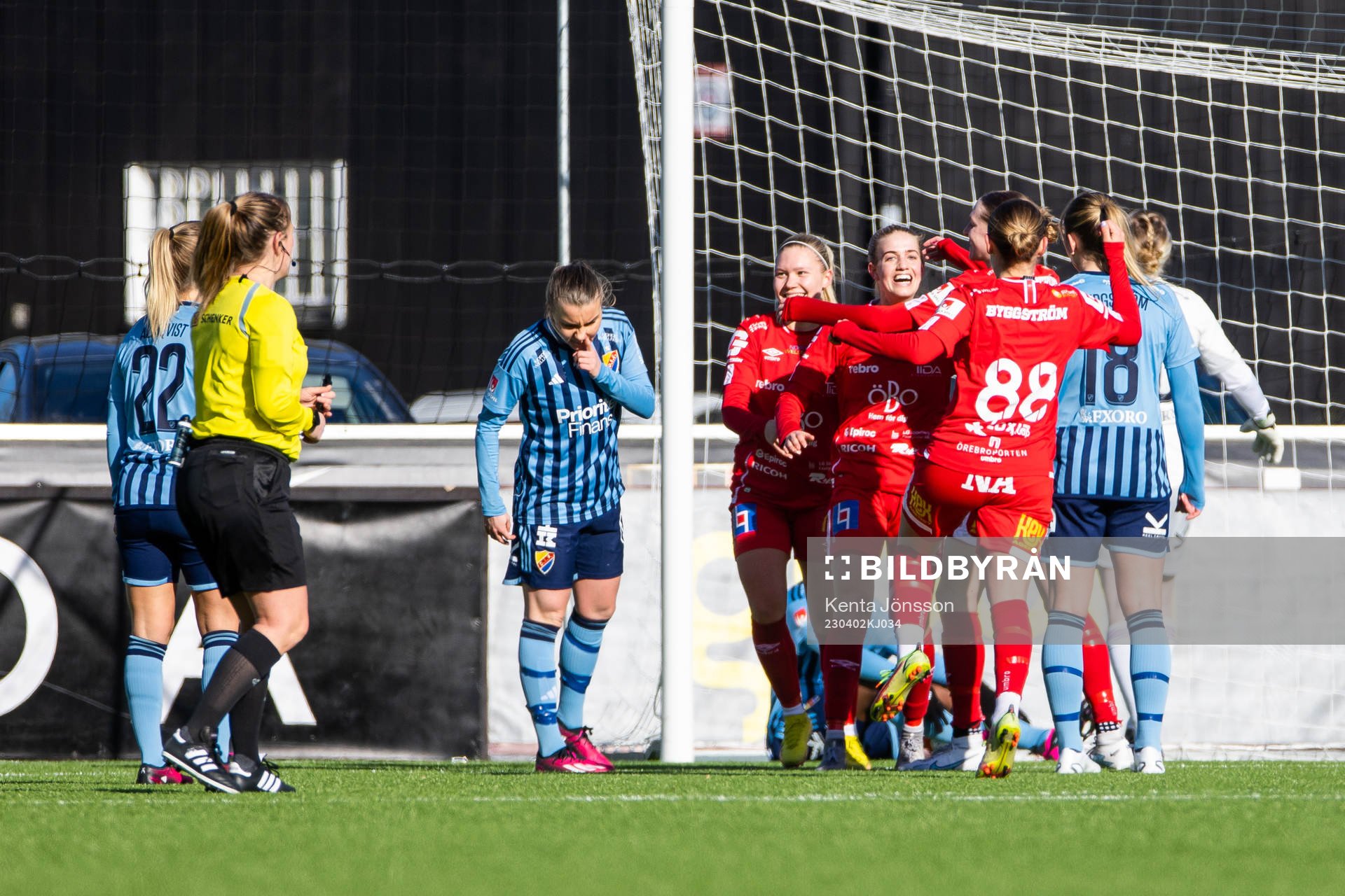 Örebros Regan Steigleder jublar med Maja Bodin jublar