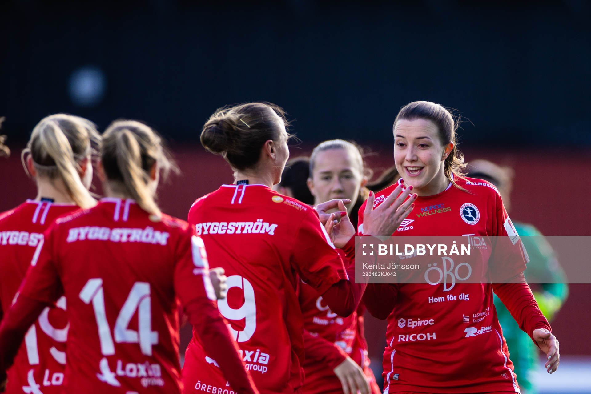 Örebros Emilia Pelgander med Louise Lillbäck jublar