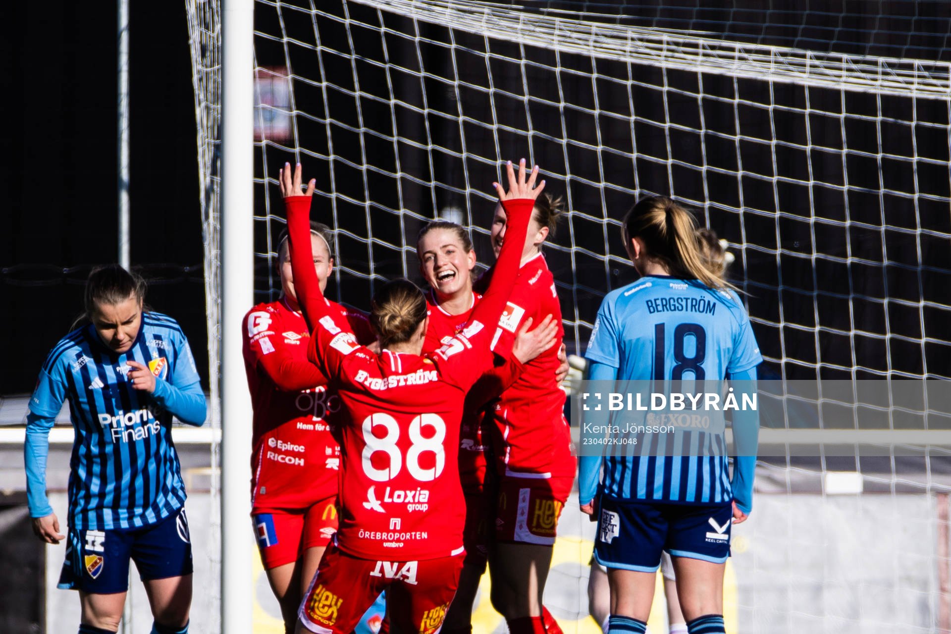 Örebros Regan Steigleder jublar med Maja Bodin