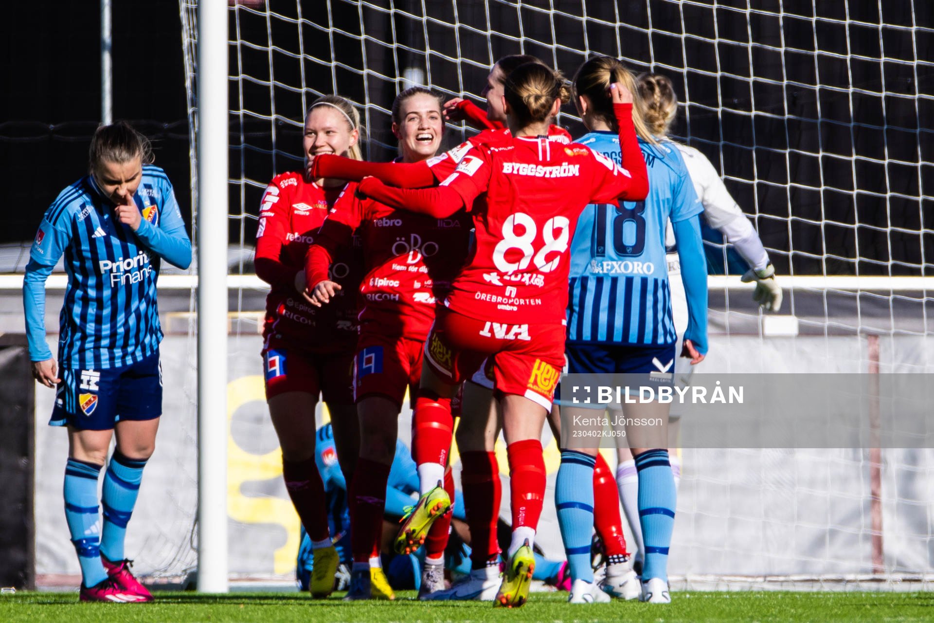 Örebros Regan Steigleder jublar med Maja Bodin efter 0-2 under fotbollsmatchen i Damallsvenskan mellan Djurgården och Örebro den 2 april 2023 i Stockholm.